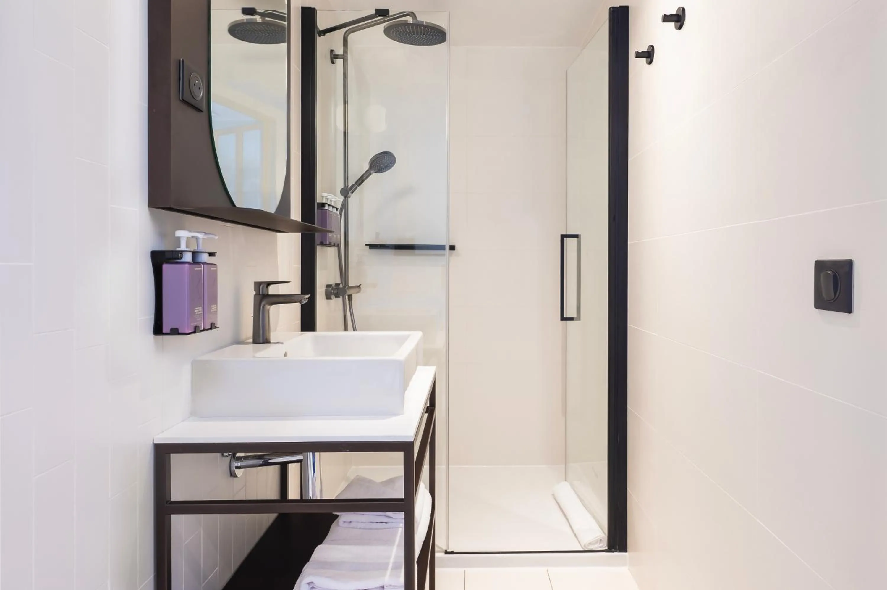 Shower in Tribe Paris La Defense Esplanade