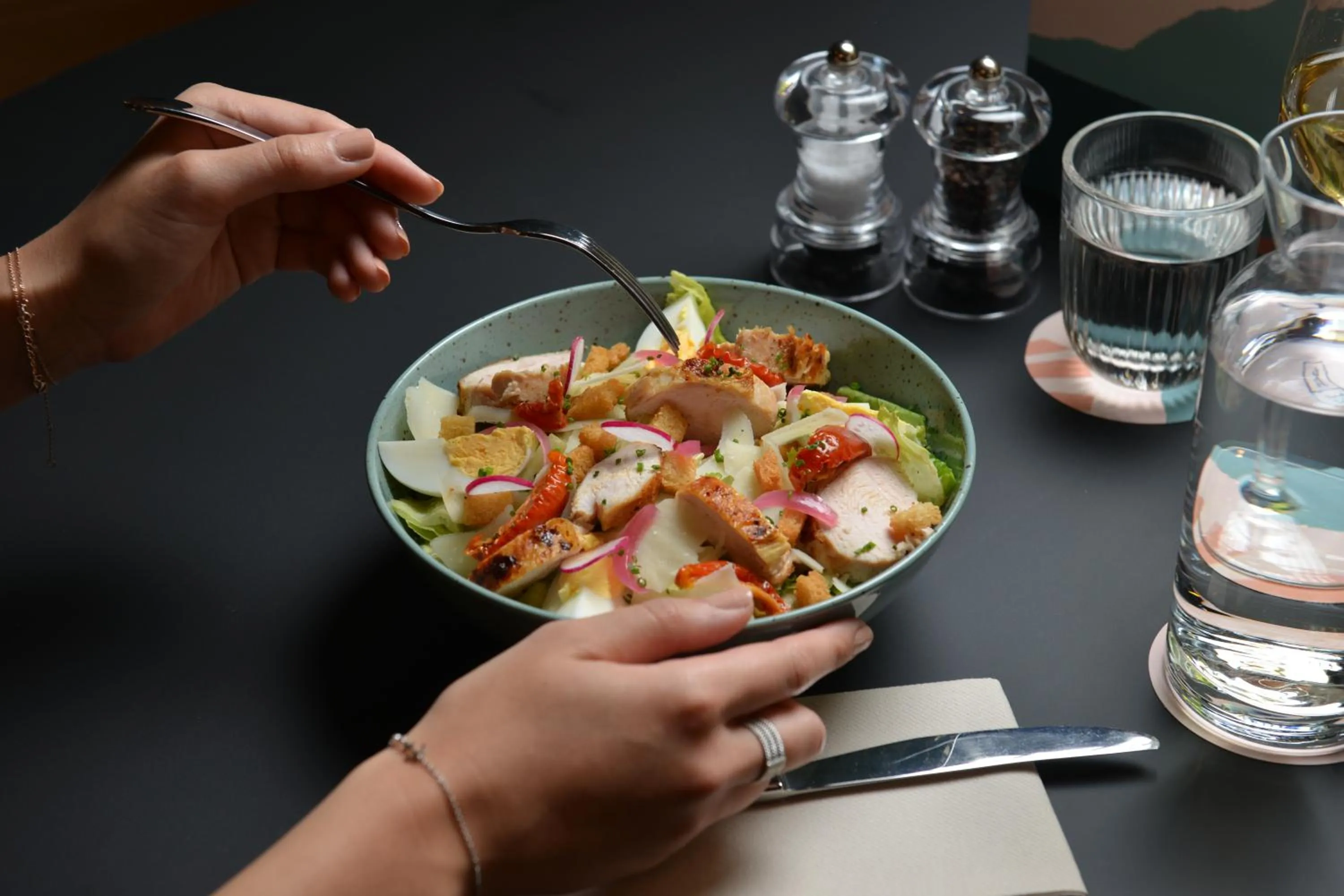 Food and drinks in Tribe Paris La Defense Esplanade