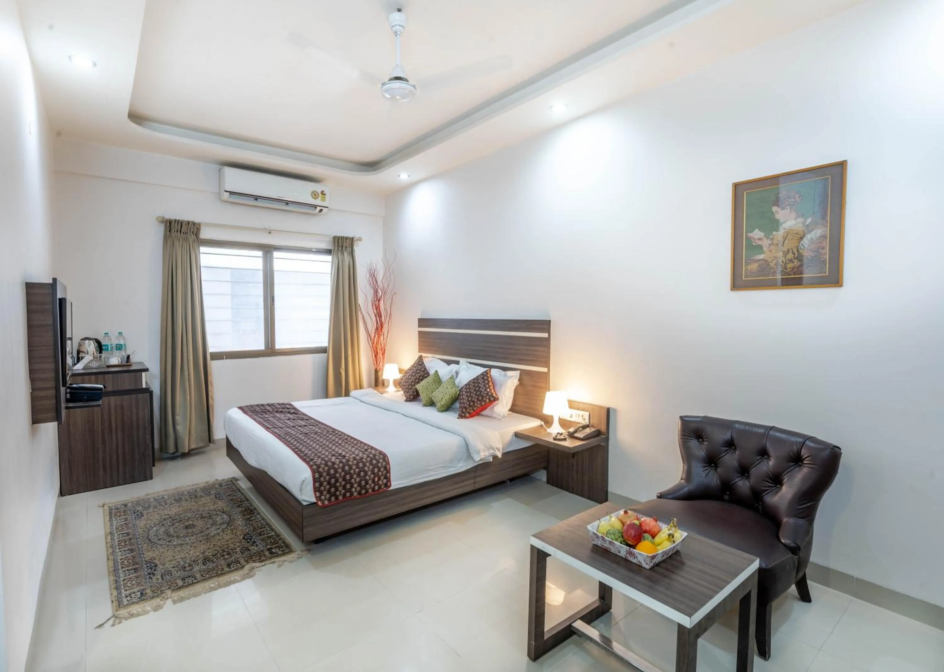 Photo of the whole room, Bed in Compact Tea Square