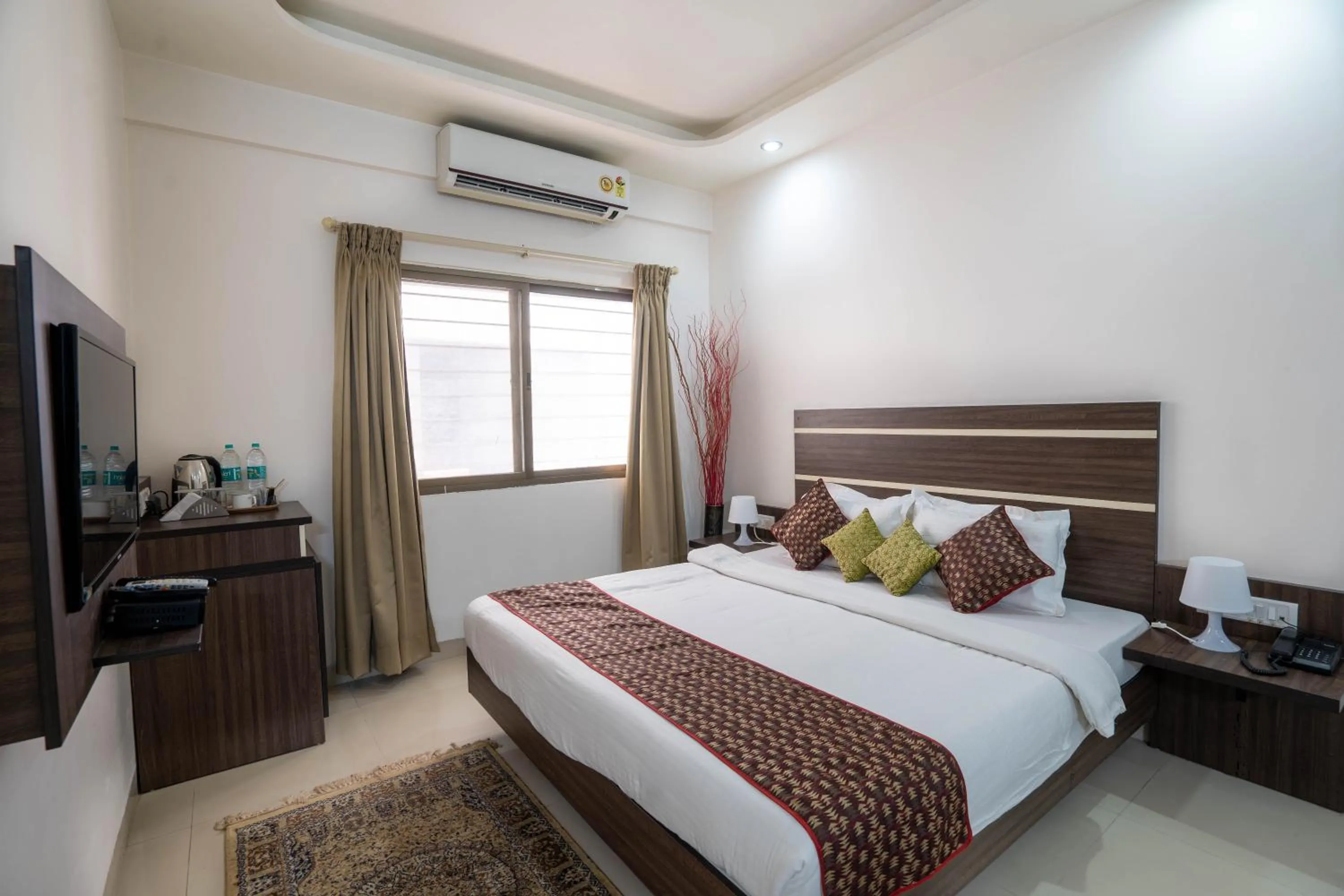 Photo of the whole room, Bed in Compact Tea Square