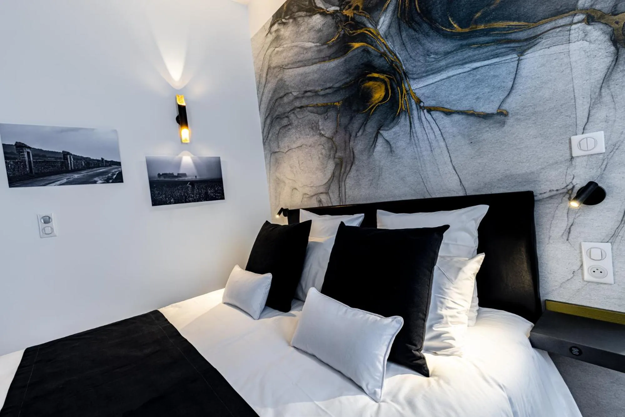 Photo of the whole room, Bed in Hotel du Palais Dijon