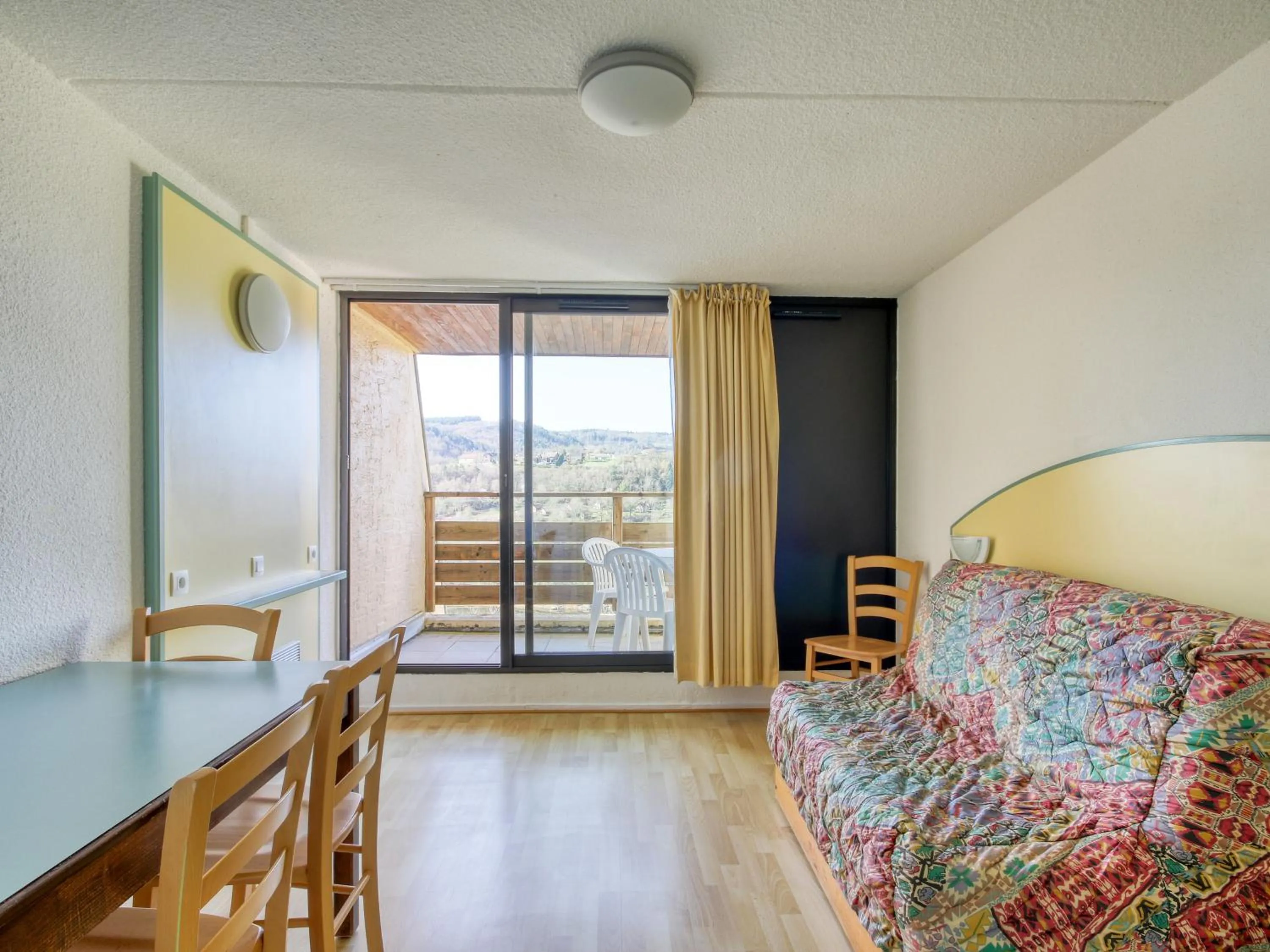 Living room, Bed in Vacancéole - Le Domaine de Confolant