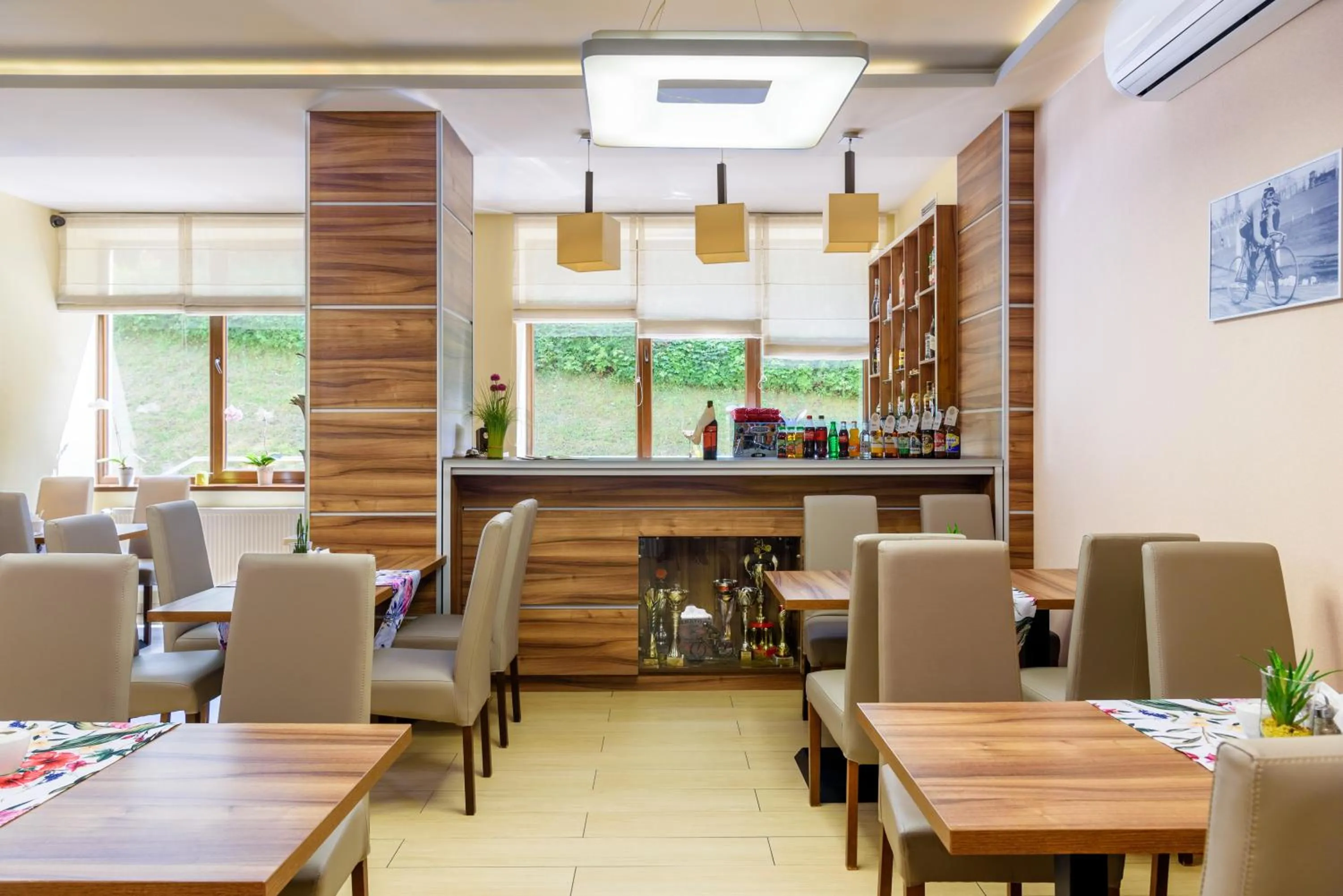 Restaurant/places to eat in Hotel Podium