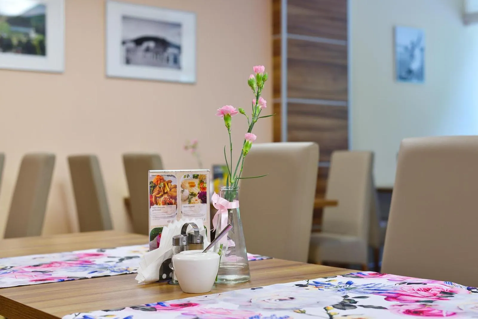 Restaurant/places to eat in Hotel Podium