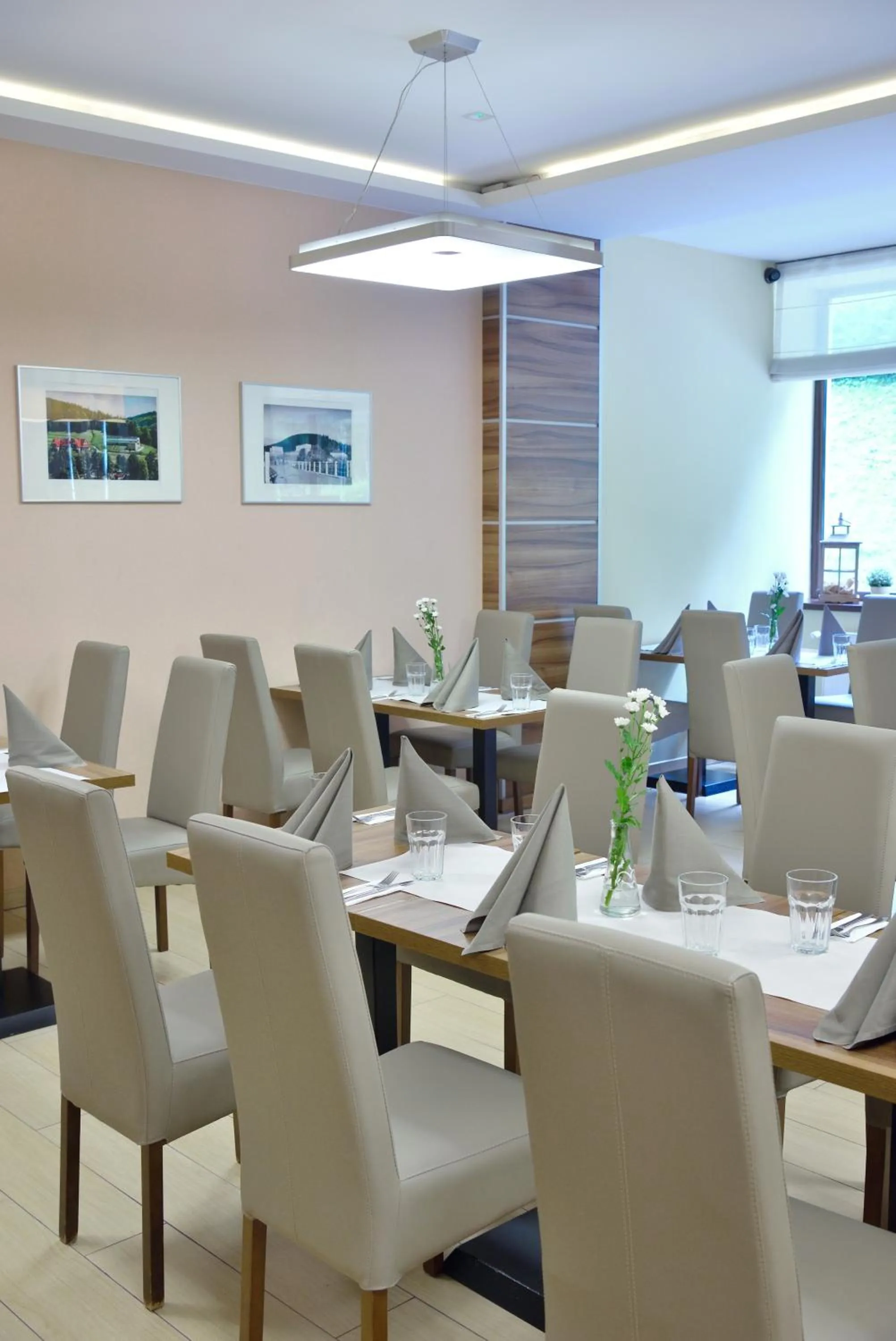 Restaurant/places to eat in Hotel Podium