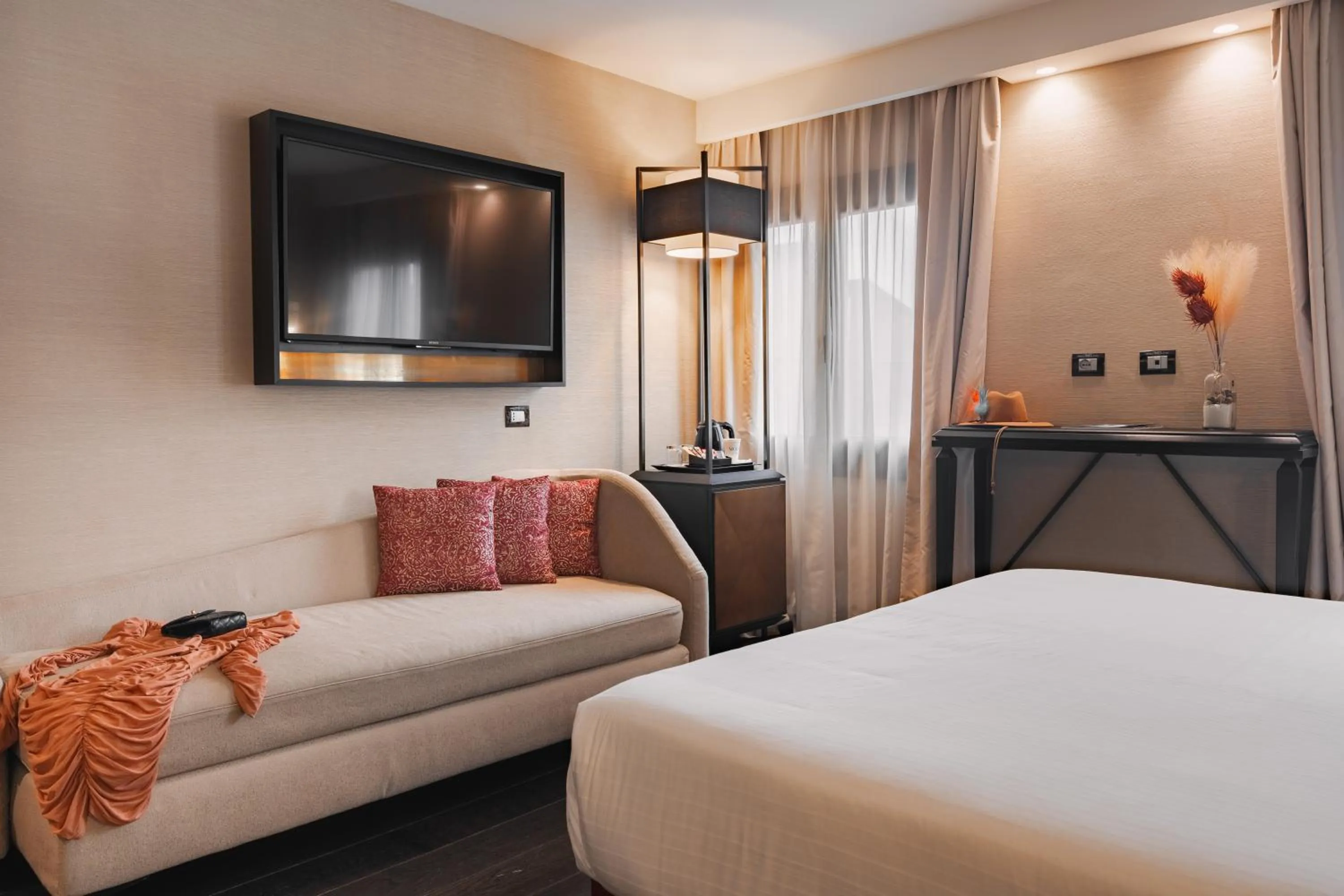 Photo of the whole room, Bed in The Venice Times