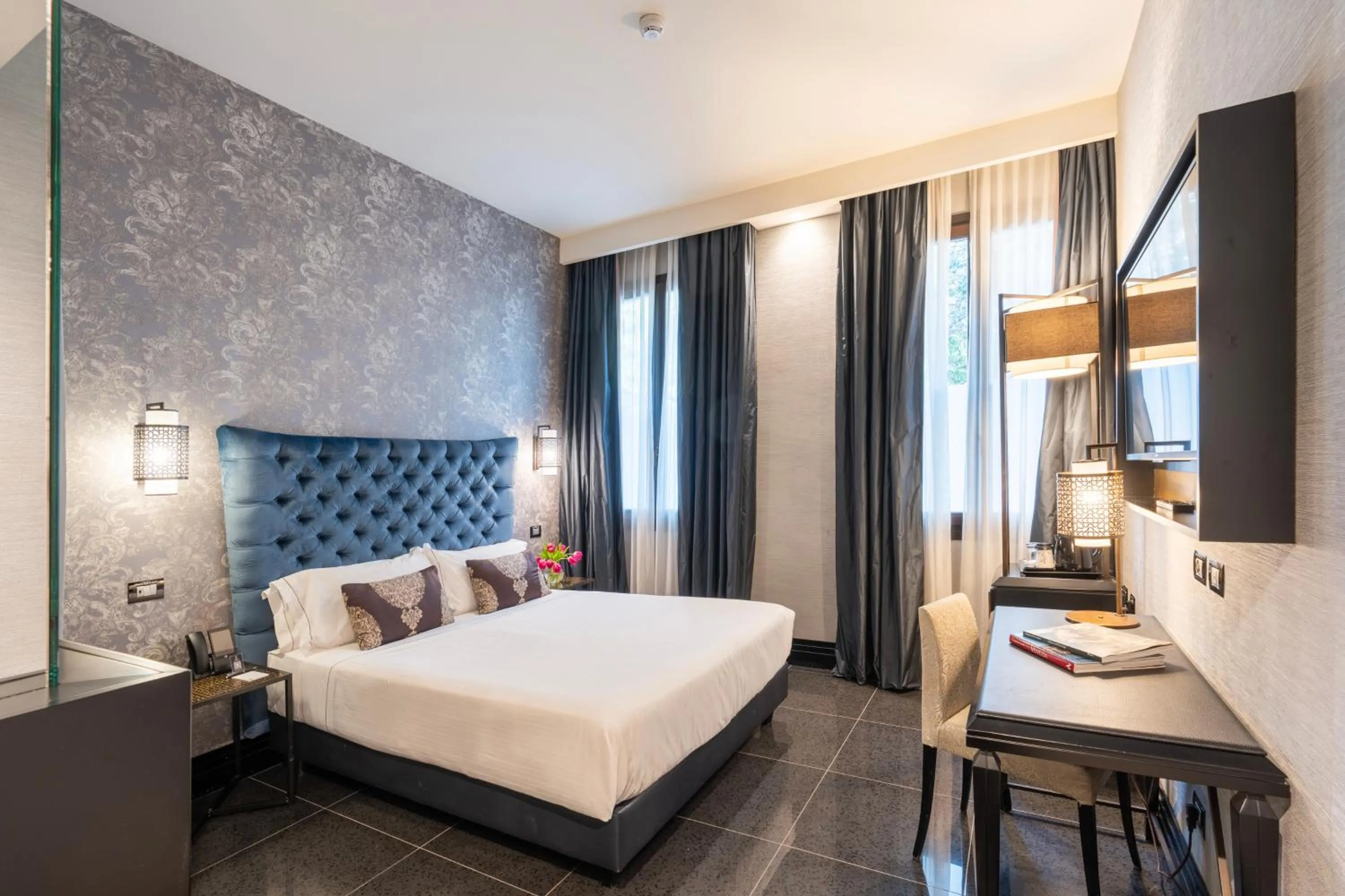 Photo of the whole room, Bed in The Venice Times