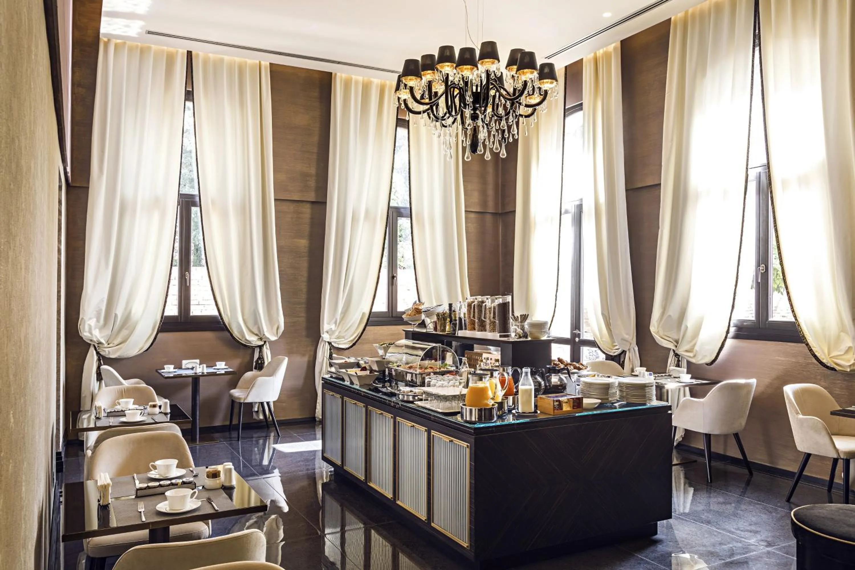 Buffet breakfast in The Venice Times