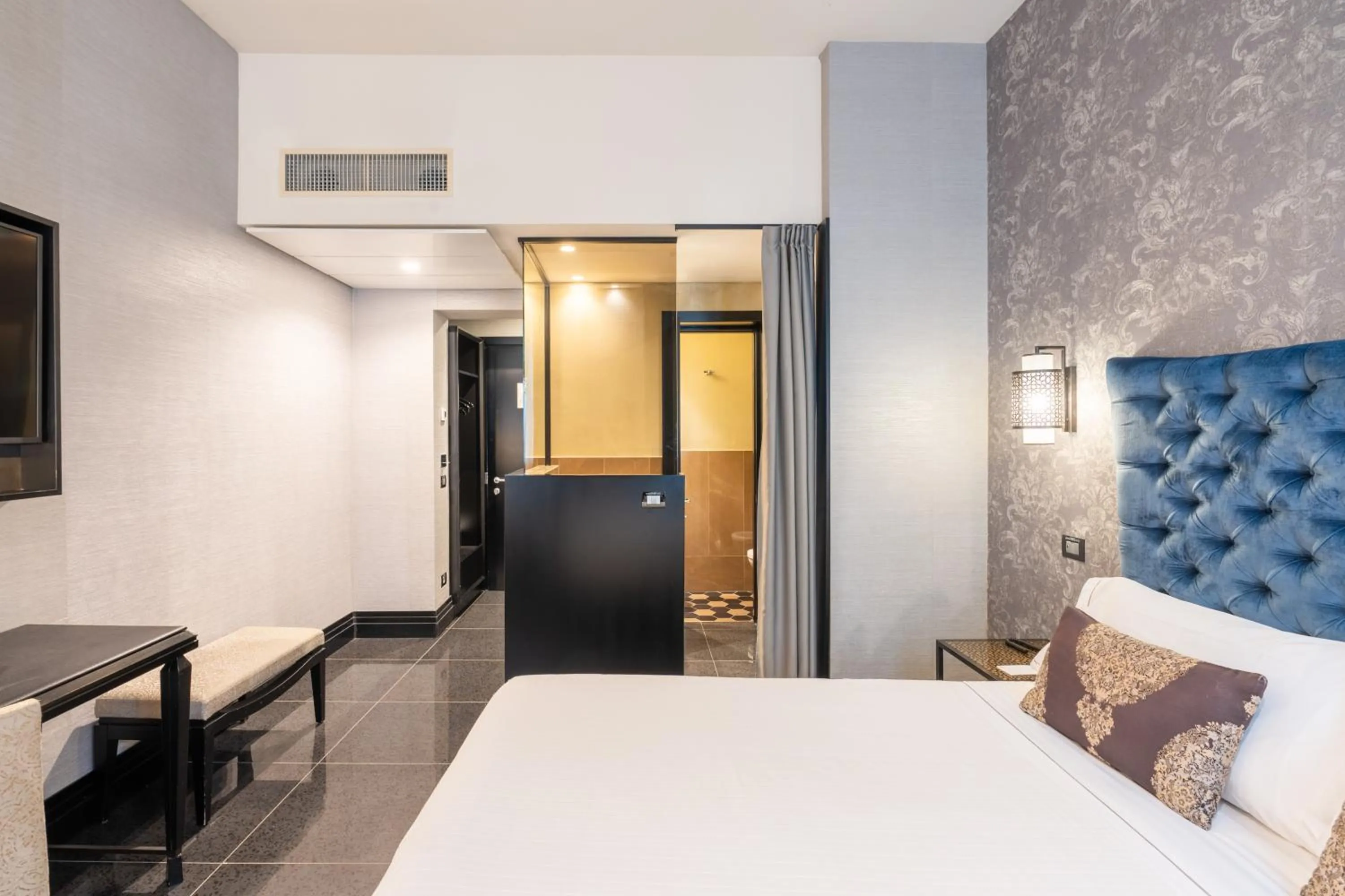 Photo of the whole room, Bed in The Venice Times