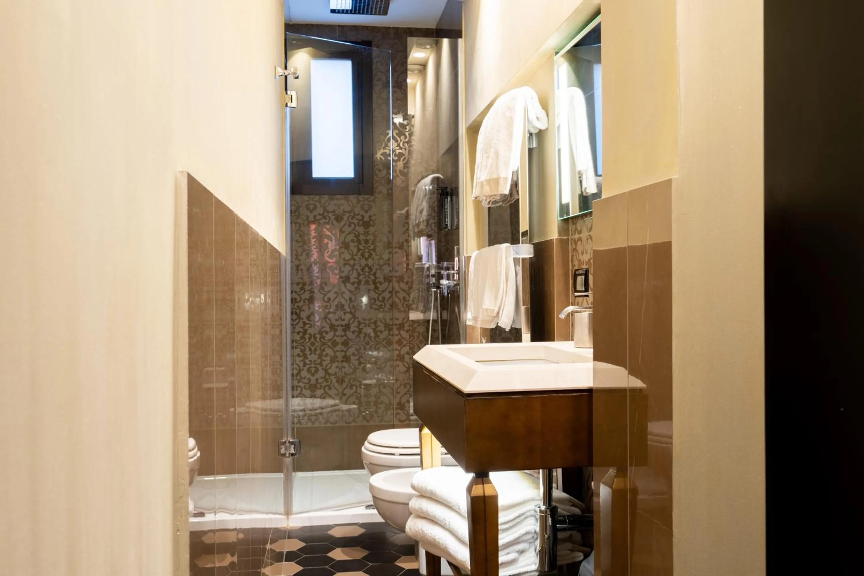 Bathroom in The Venice Times