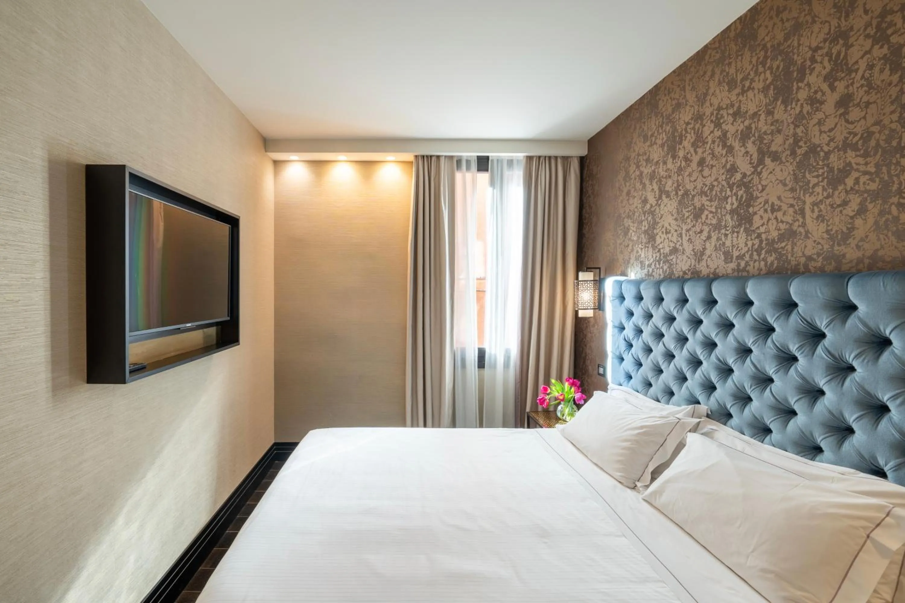 Photo of the whole room, Bed in The Venice Times