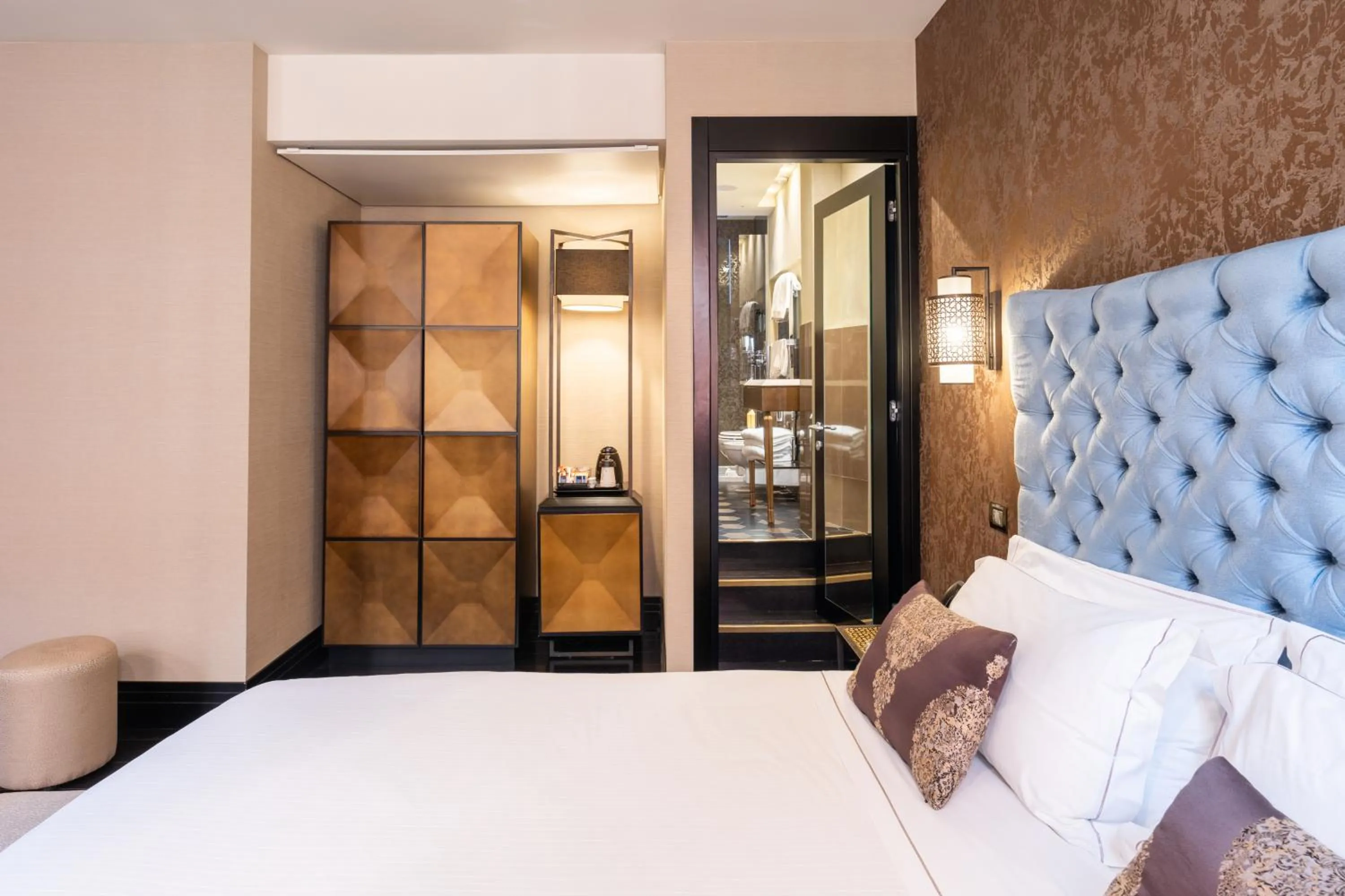 Photo of the whole room, Bed in The Venice Times