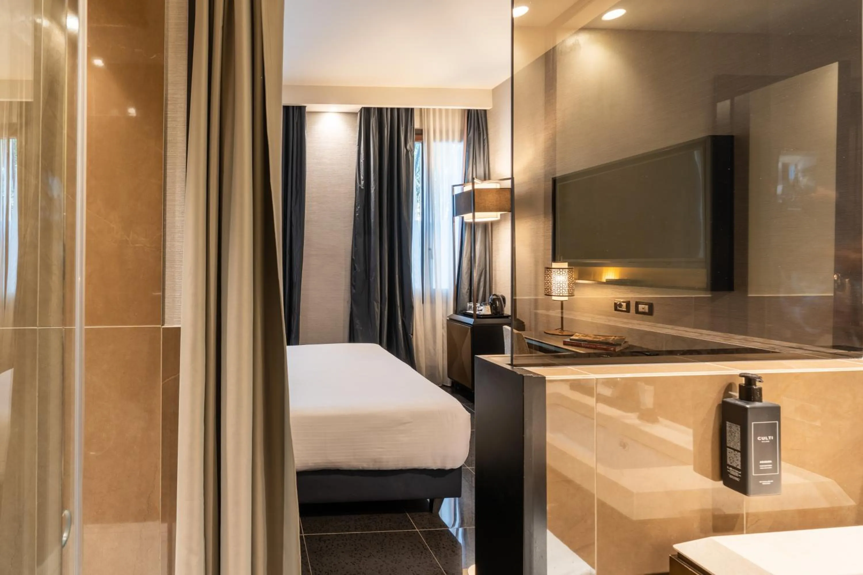 Bathroom, Bed in The Venice Times