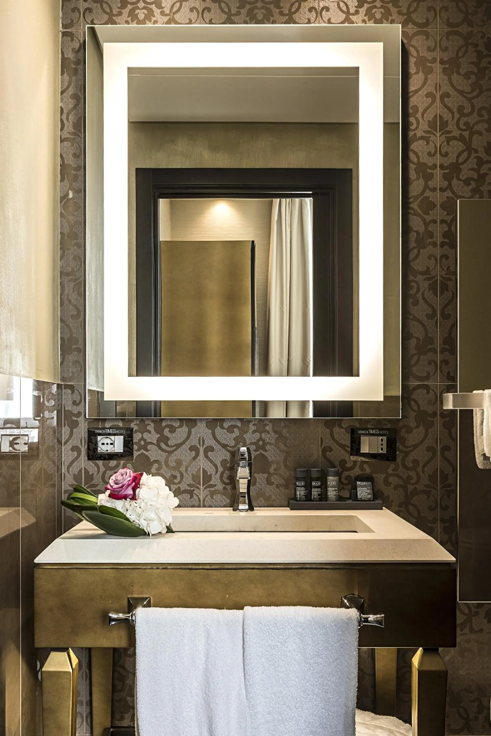 Bathroom in The Venice Times