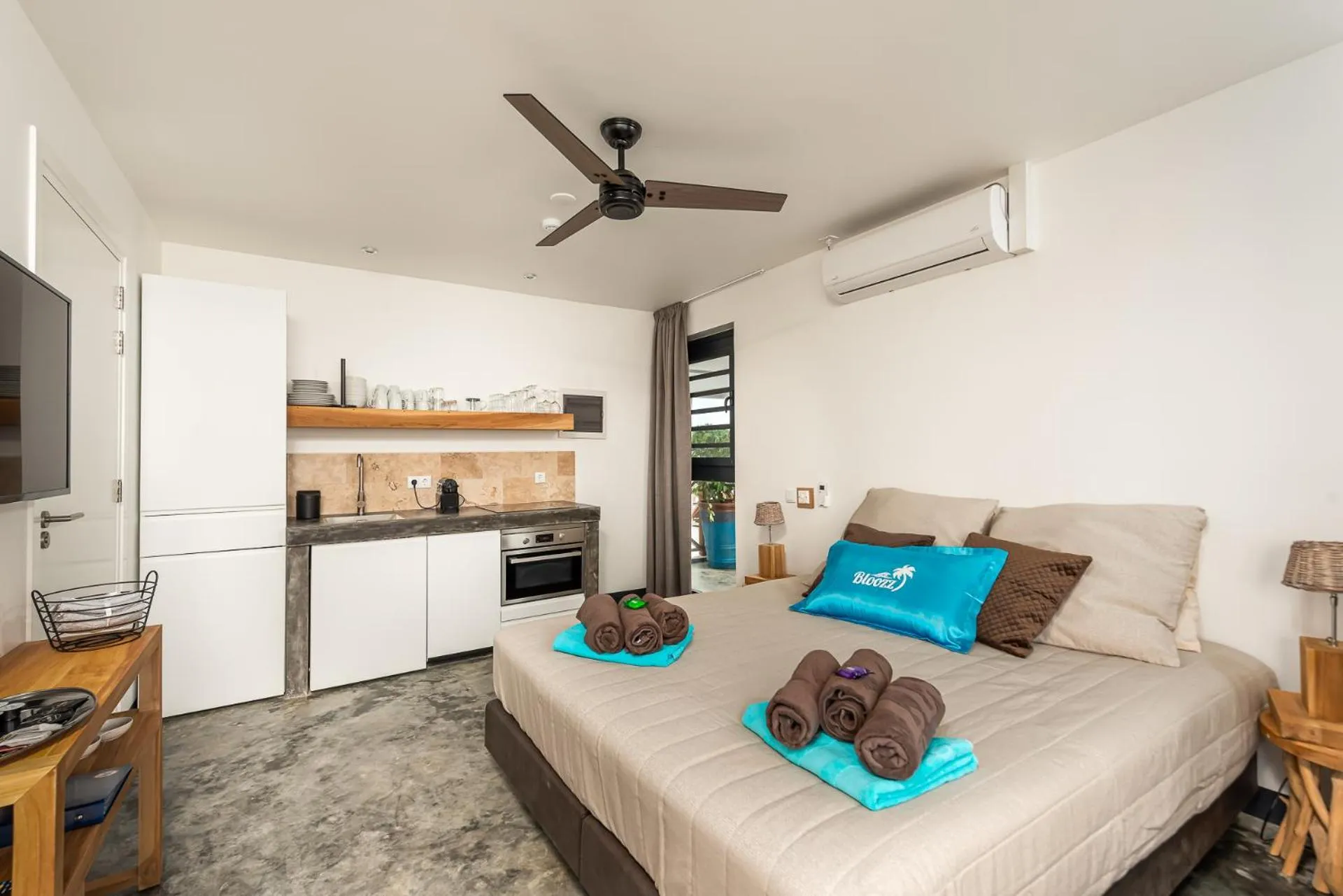 Kitchen or kitchenette, Bed in Bloozz resort Bonaire