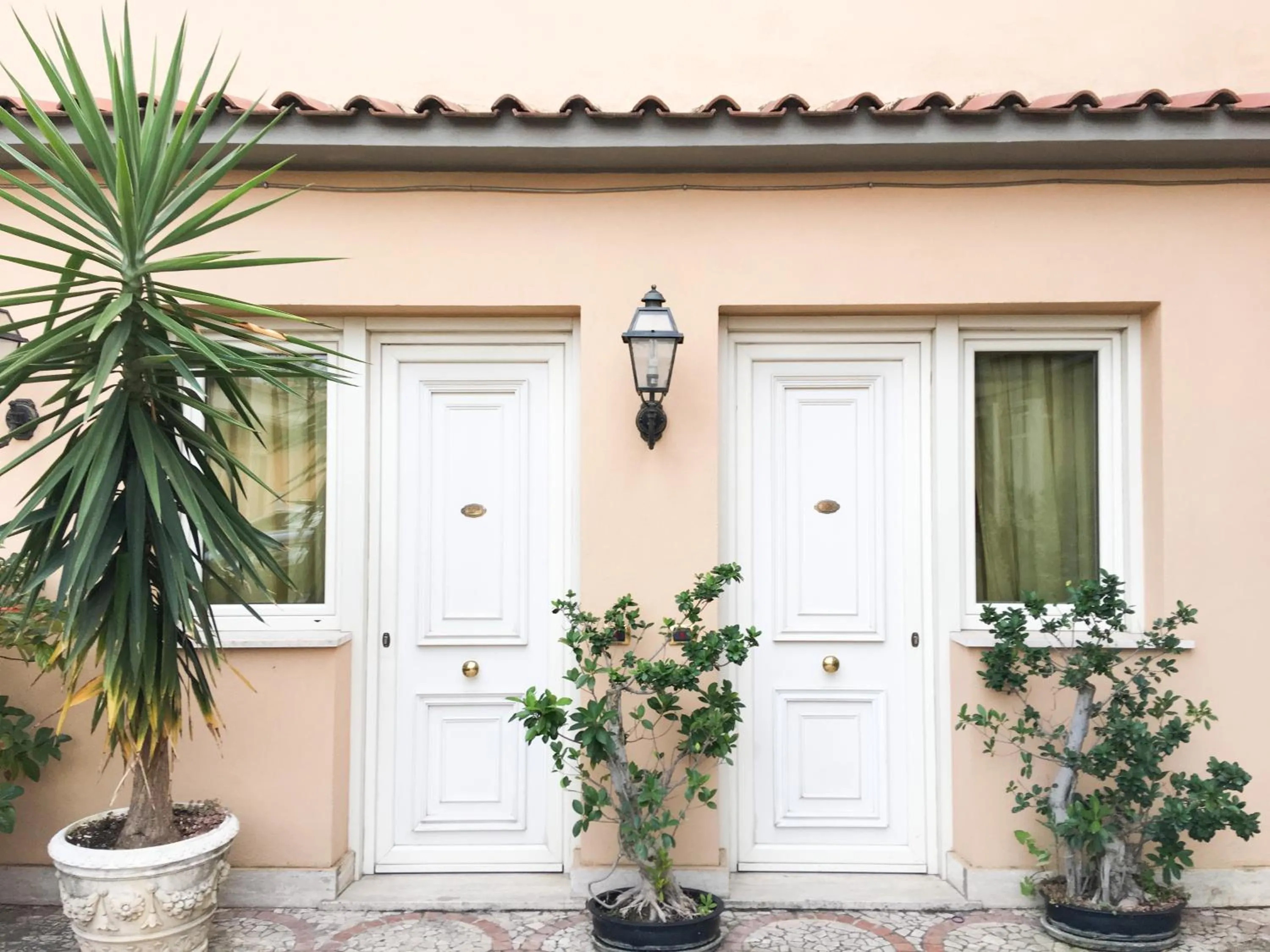 Inner courtyard view in Hotel Quadrifoglio Roma Eur