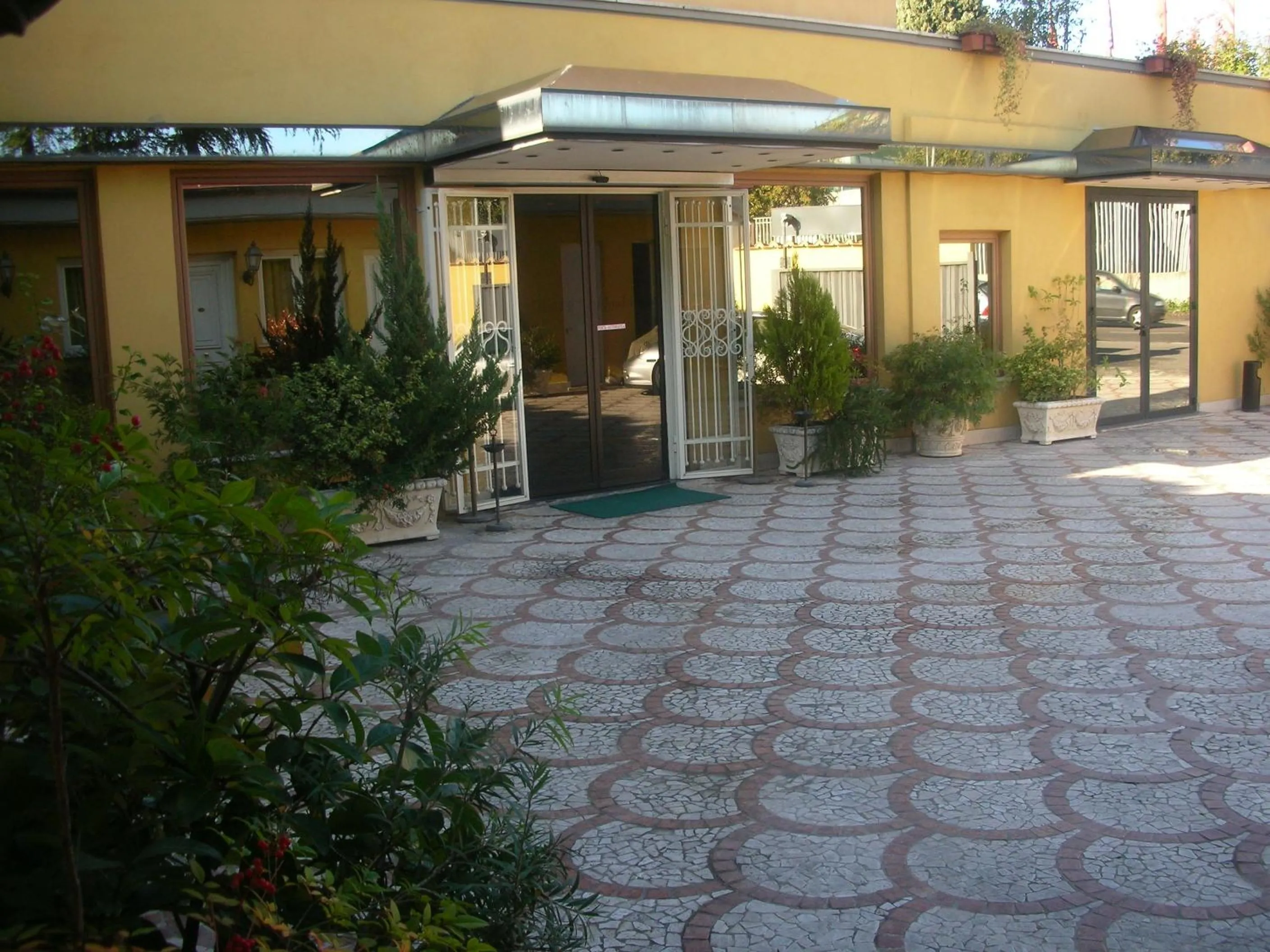 Facade/entrance in Hotel Quadrifoglio Roma Eur