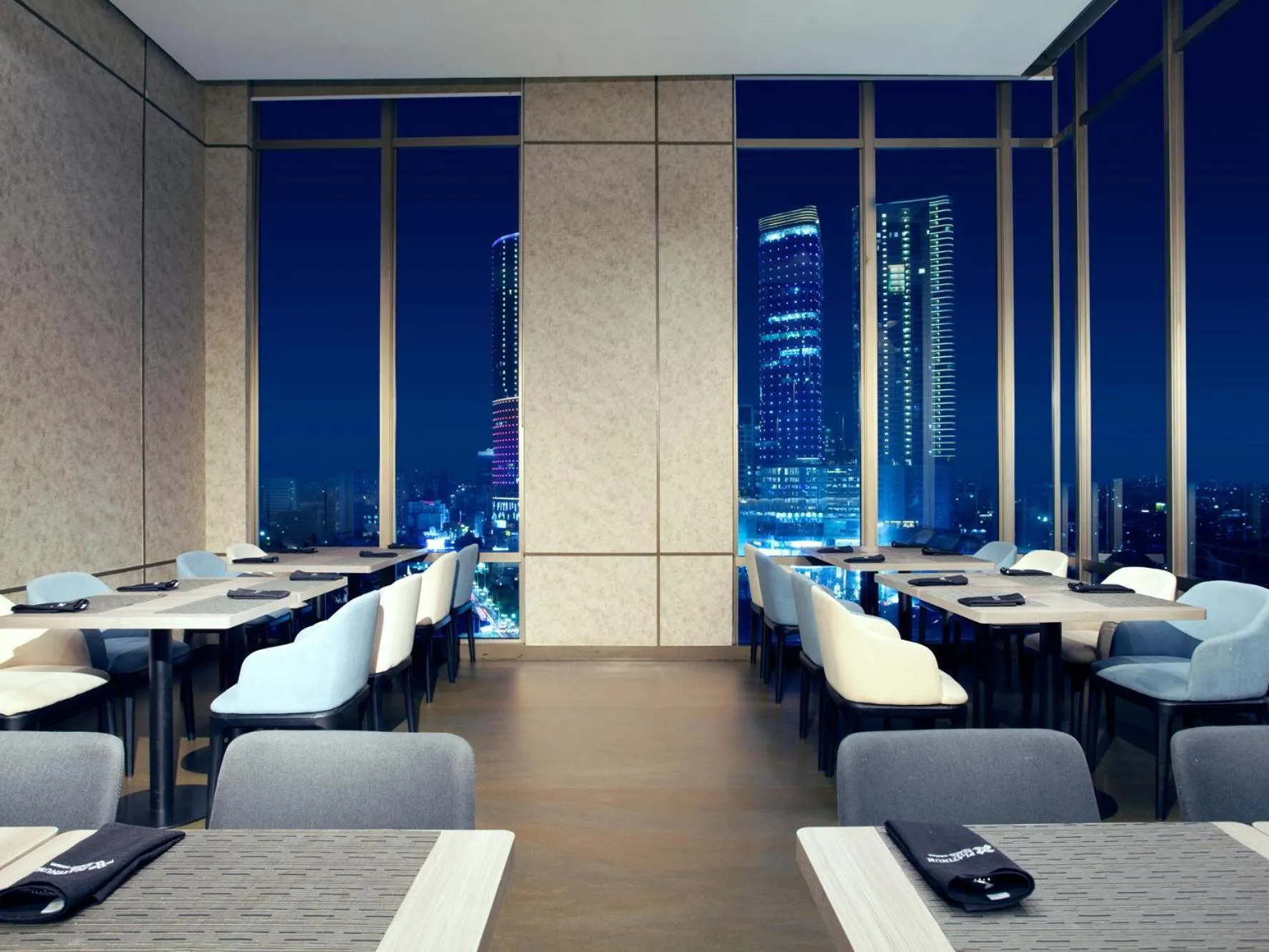 Restaurant/places to eat in Platinum Hotel Tunjungan Surabaya