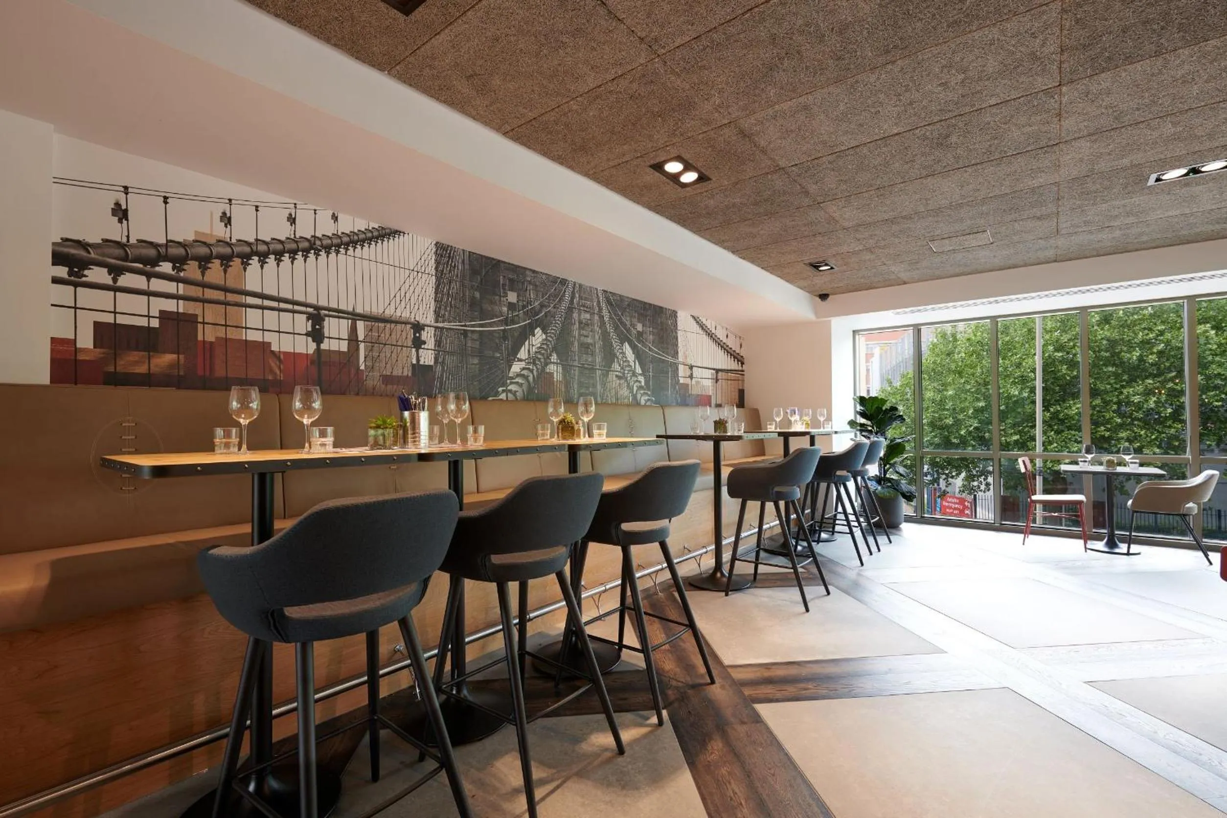 Lounge or bar in voco Leicester by IHG