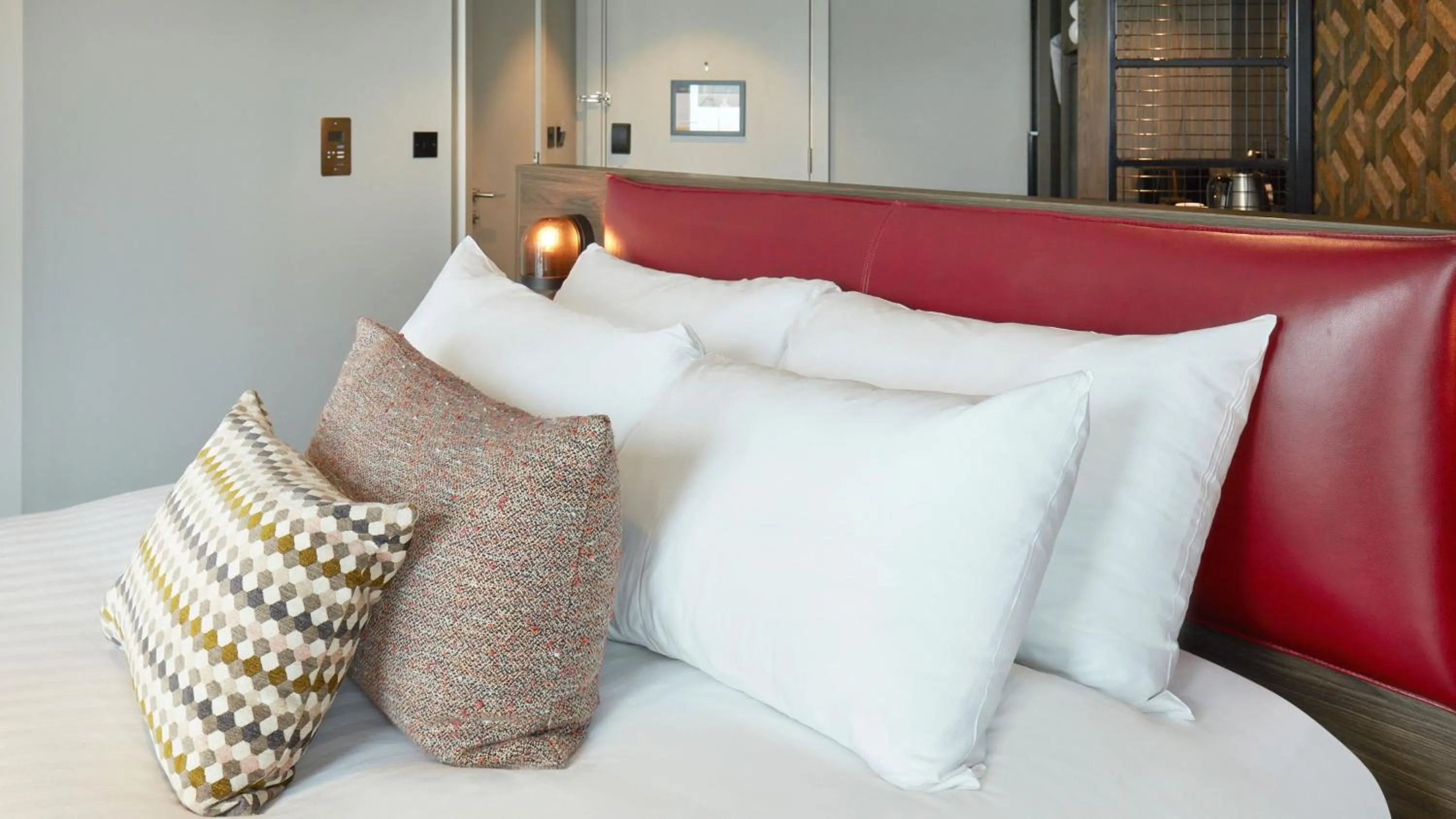 Photo of the whole room, Bed in voco Leicester by IHG