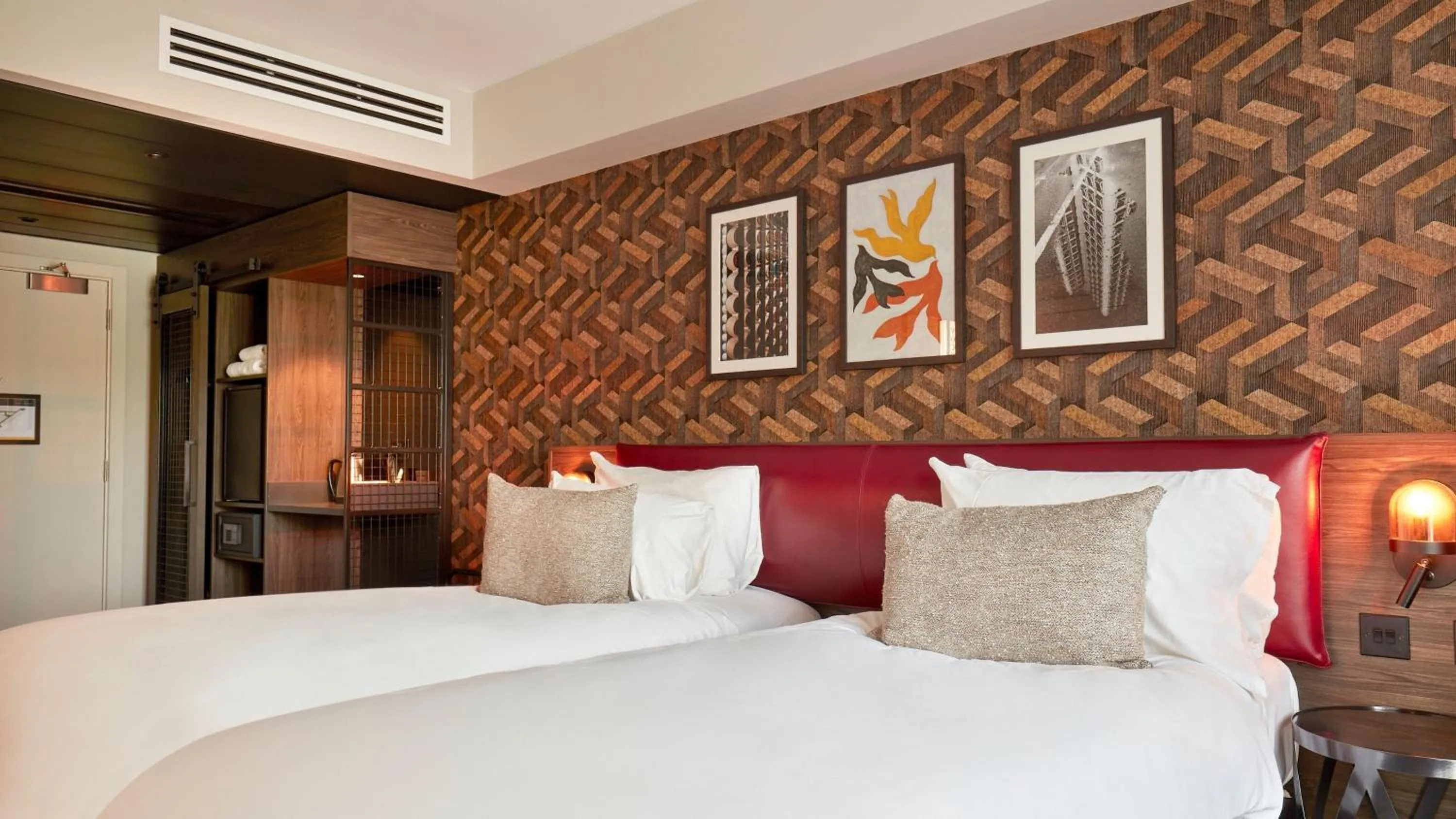 Photo of the whole room, Bed in voco Leicester by IHG