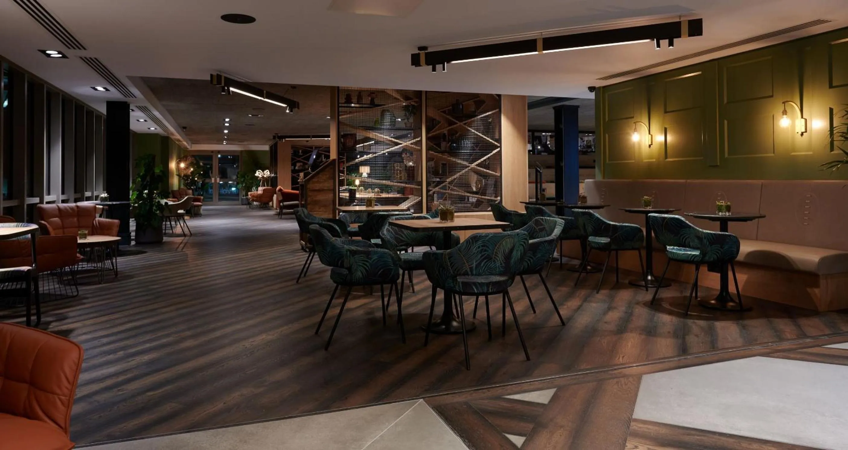 Lounge or bar in voco Leicester by IHG