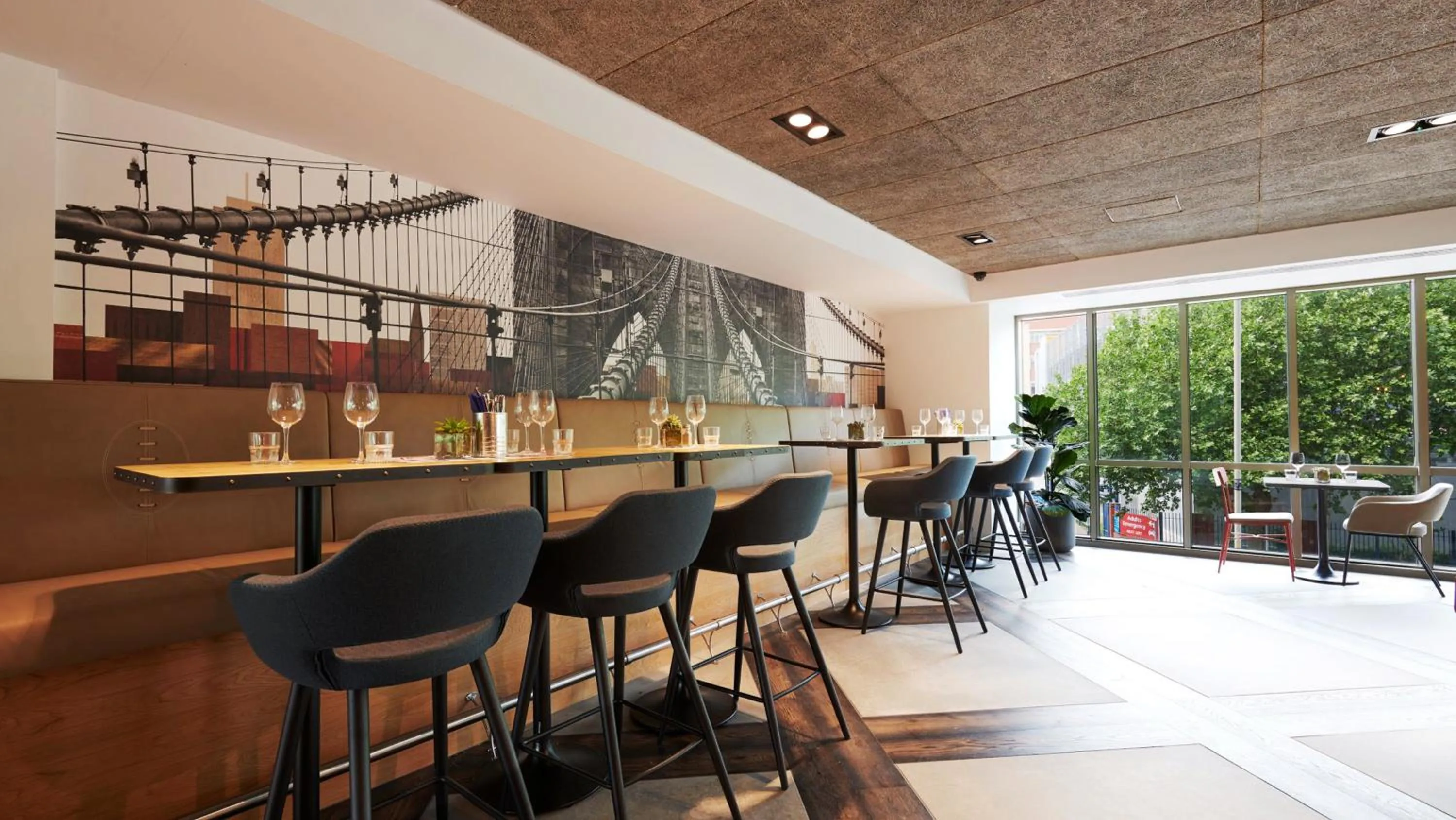 Lounge or bar in voco Leicester by IHG