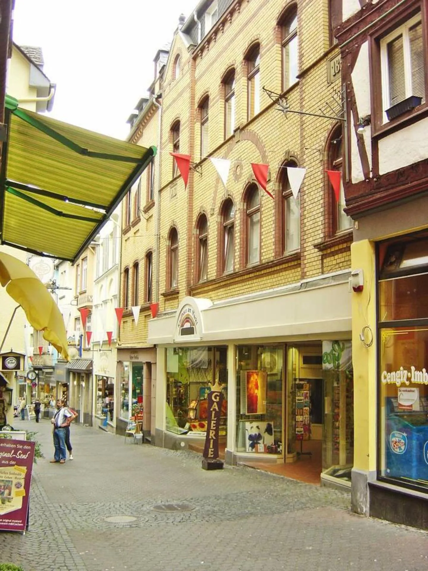Supermarket/grocery shop in 2 Bed Apt Sleeps 5 - Rooftop Terrace Wifi
