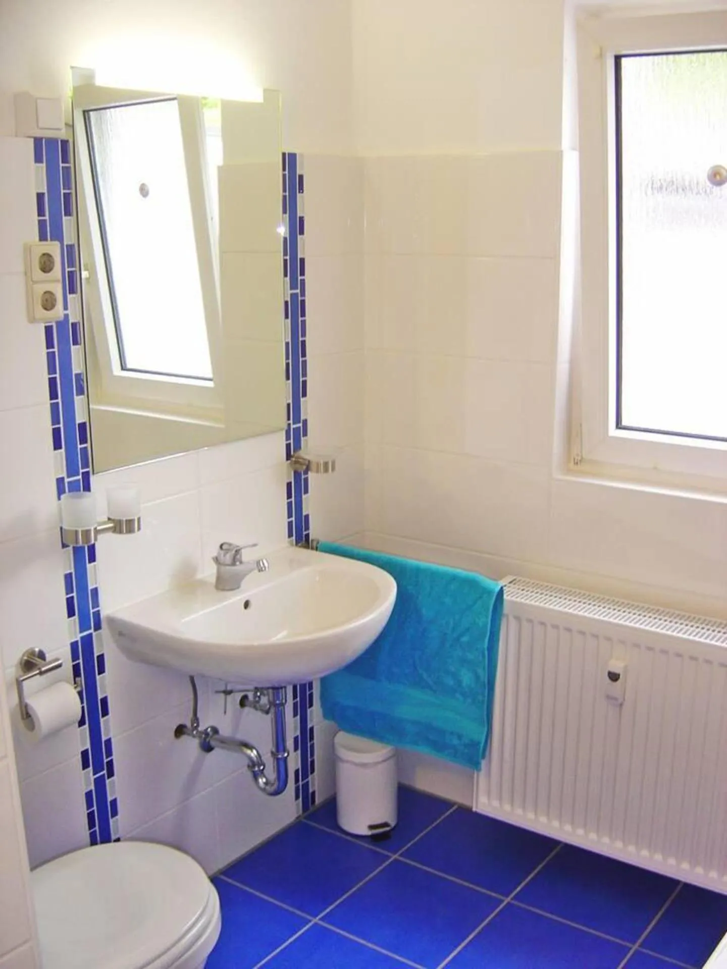 Bathroom in 2 Bed Apt Sleeps 5 - Rooftop Terrace Wifi