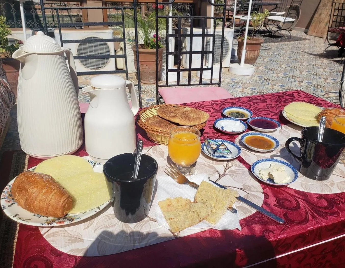 Restaurant/places to eat in Riad Nouhal