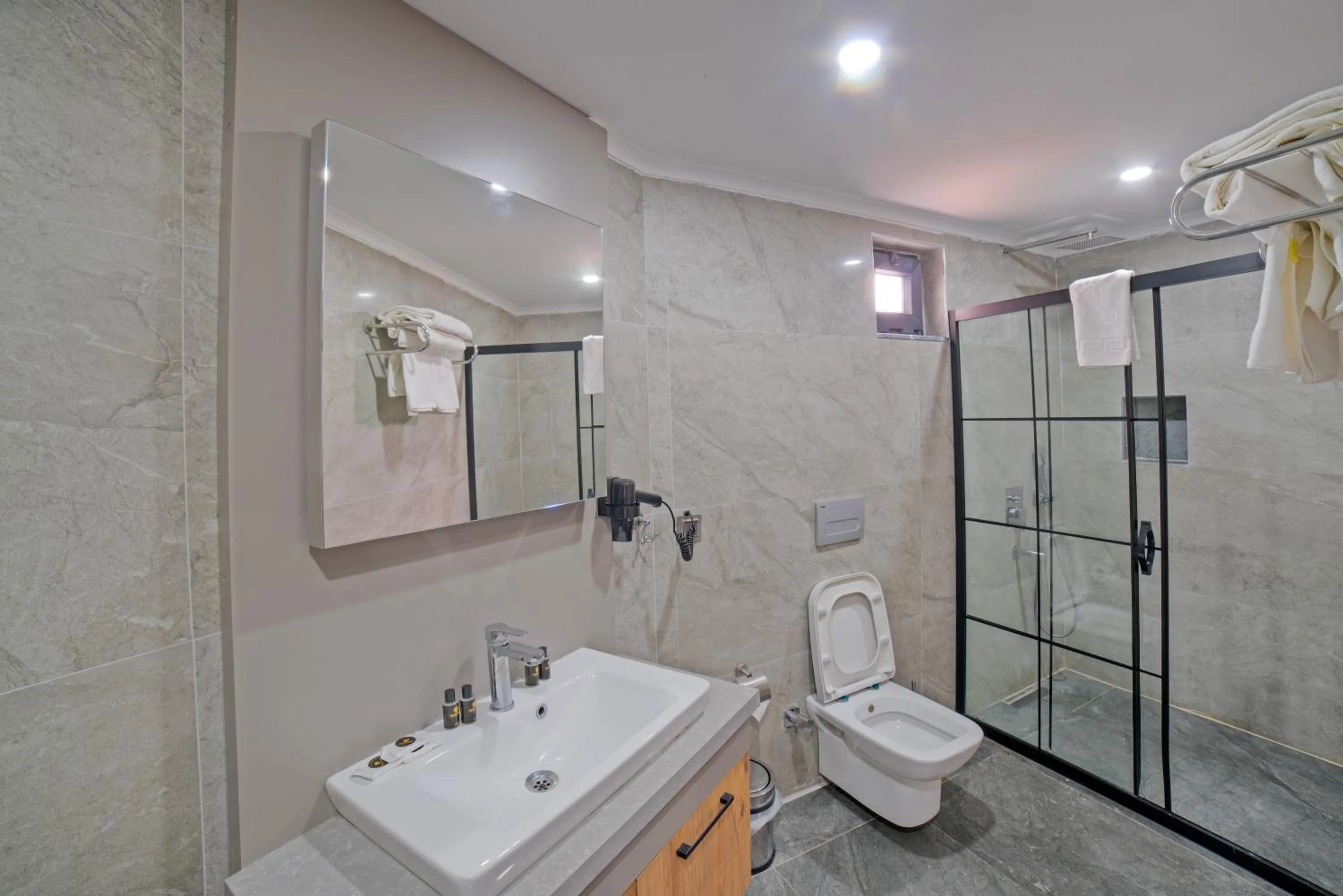 Shower in City Moonlight Apart Hotel