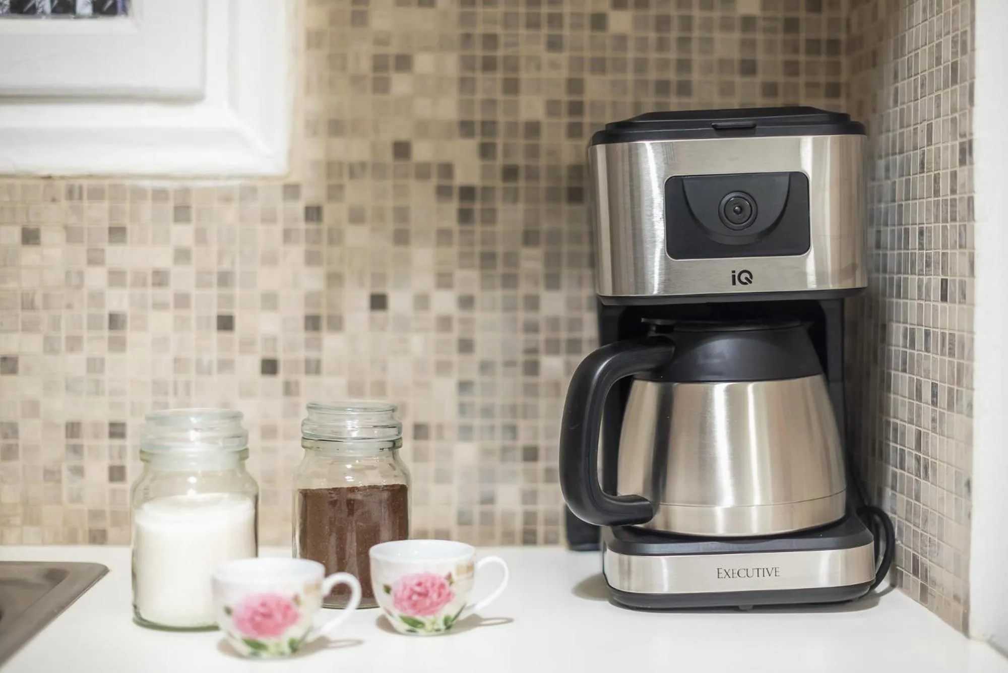 Coffee/tea facilities in Erythros Boutique Suite By Cloudkeys