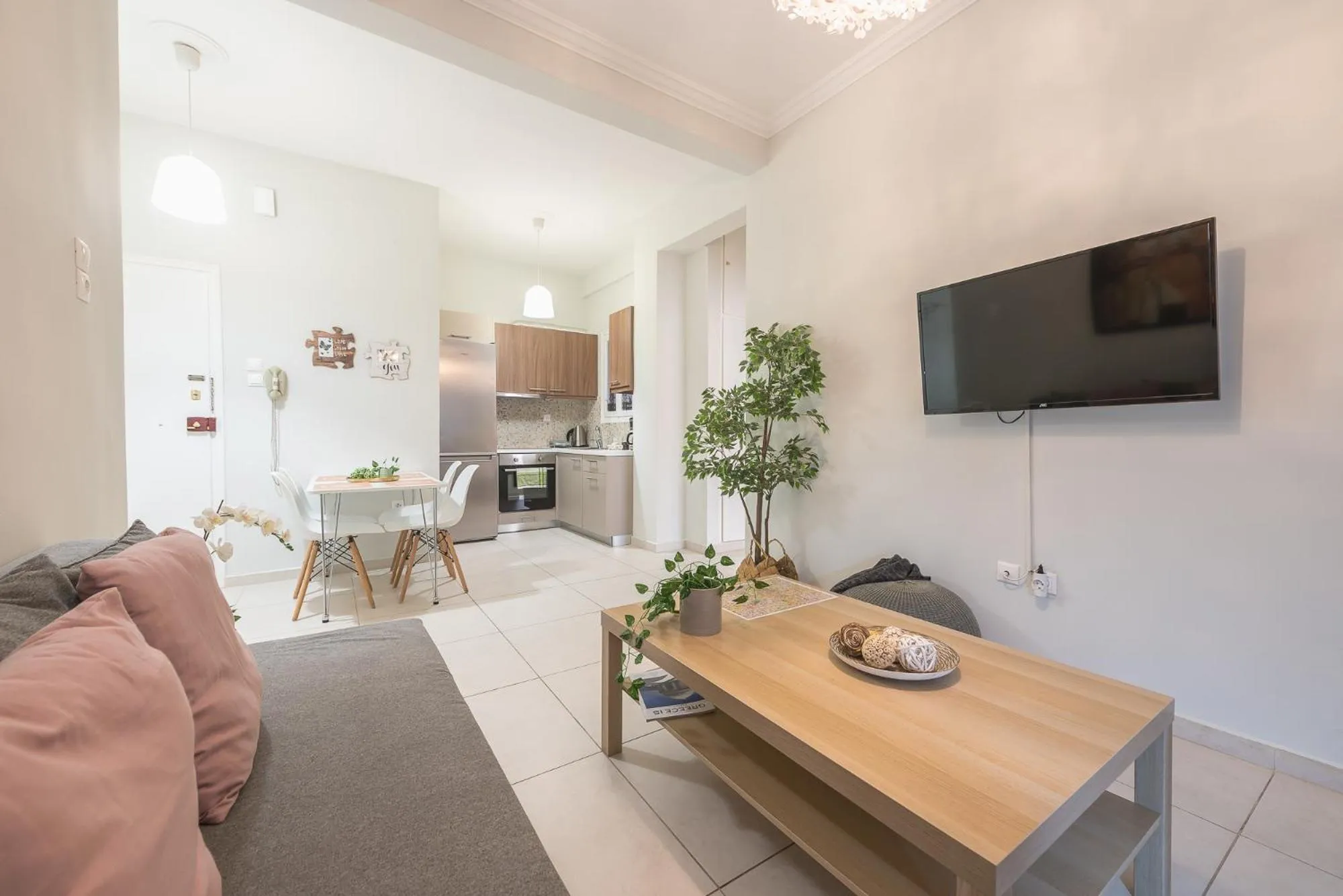 TV and multimedia in Erythros Boutique Suite By Cloudkeys