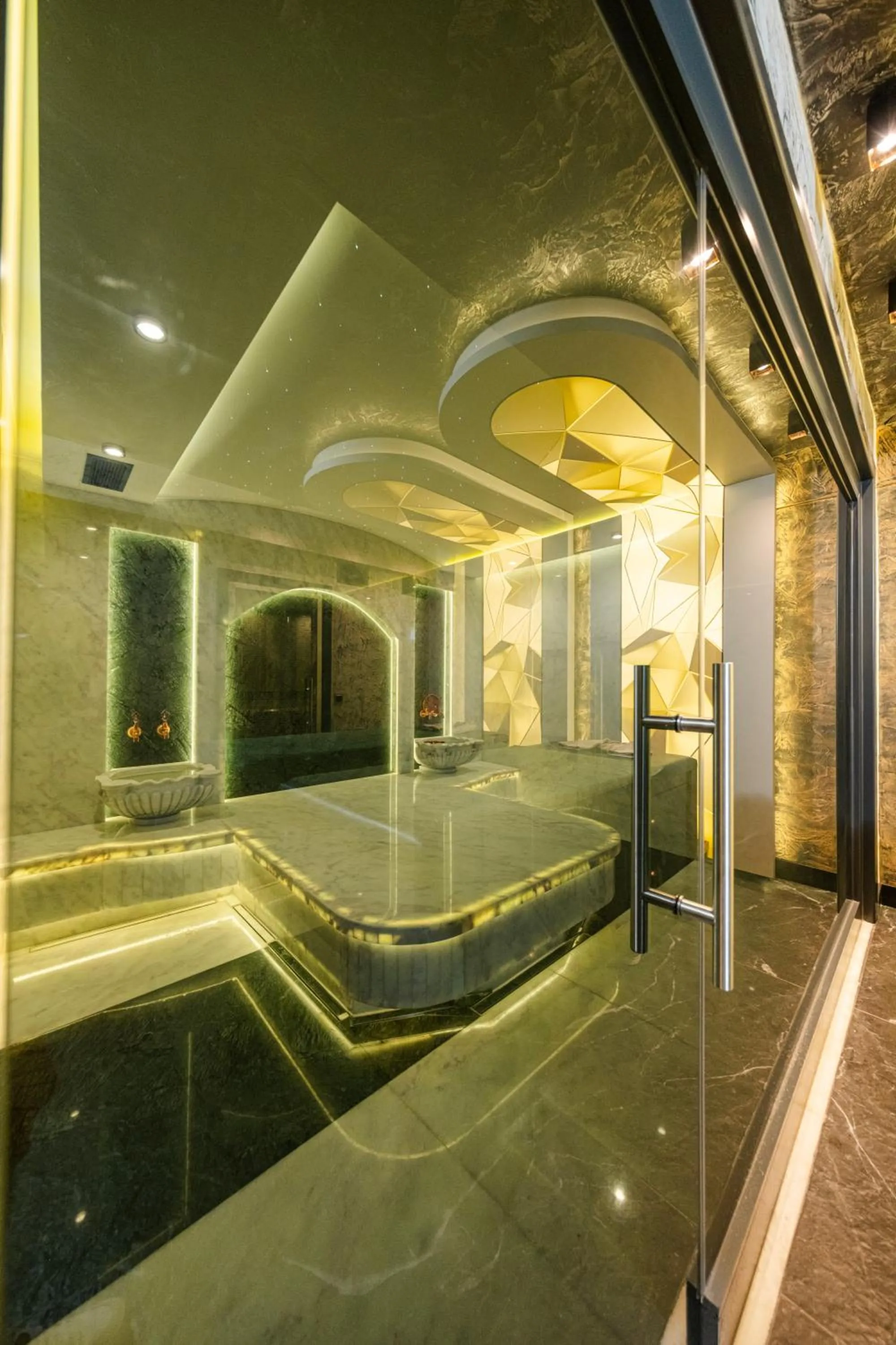 MQ Hotel Suites & SPA