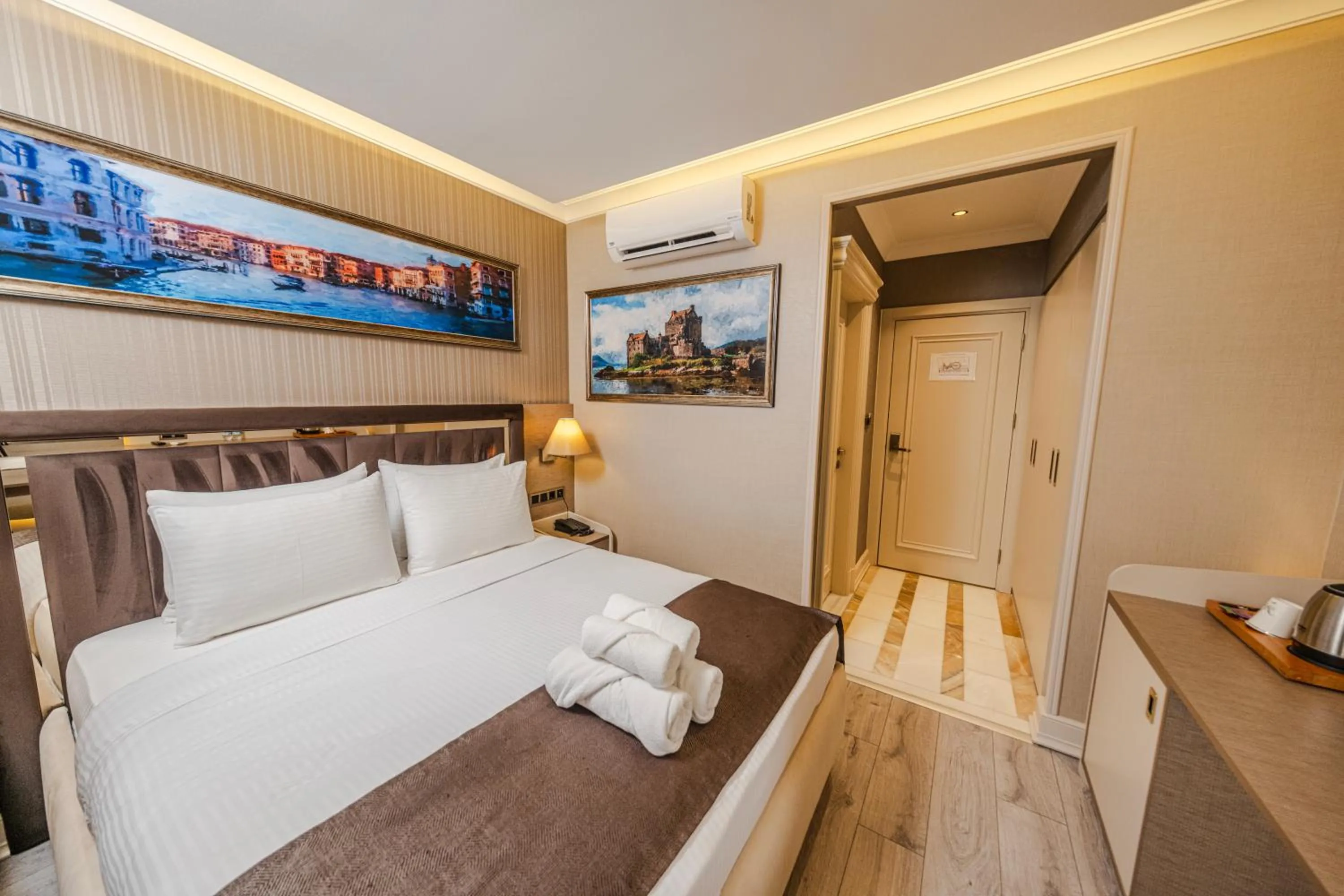 Bed in MQ Hotel Suites & SPA