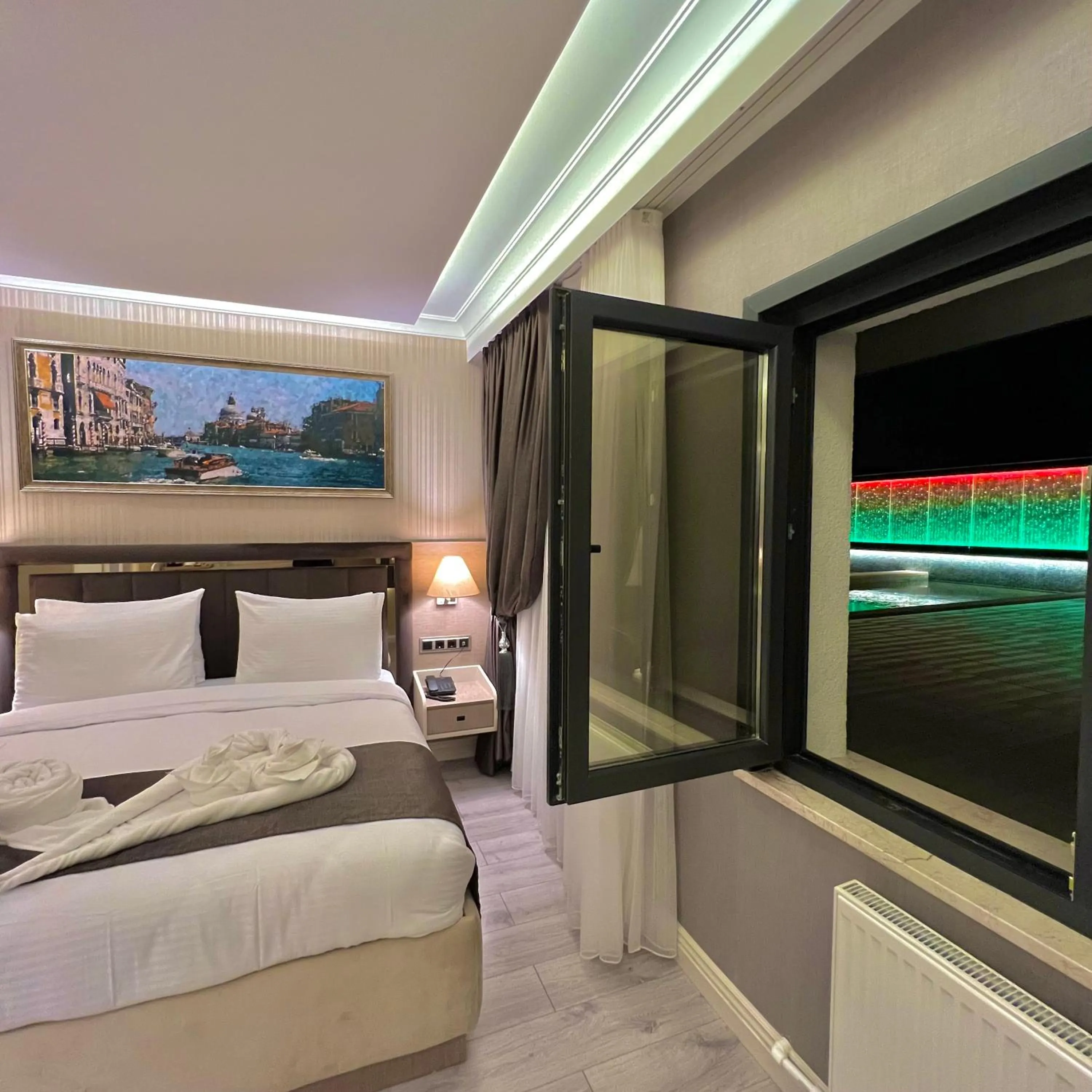 Pool view, Bed in MQ Hotel Suites & SPA