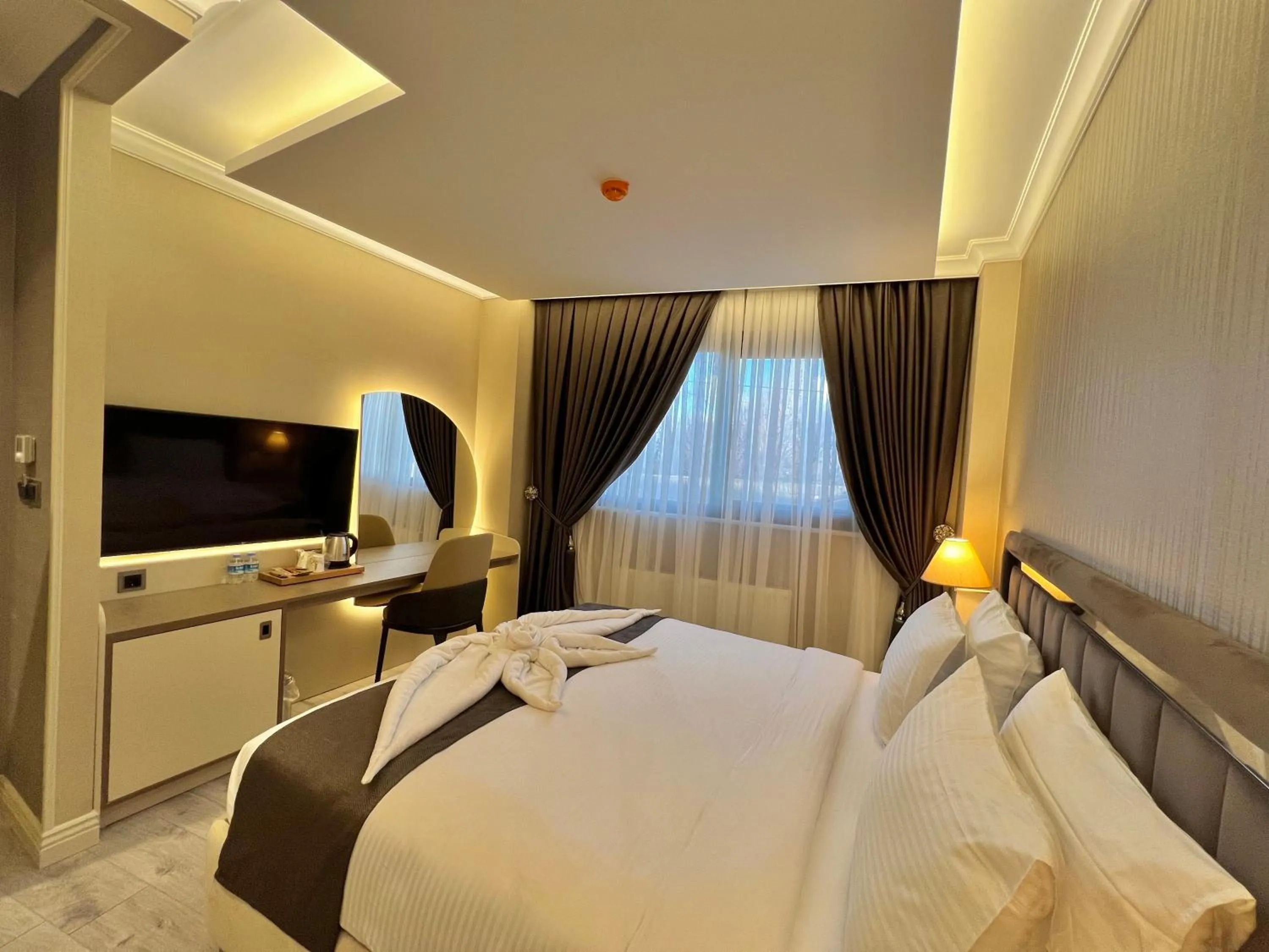 TV and multimedia, Bed in MQ Hotel Suites & SPA
