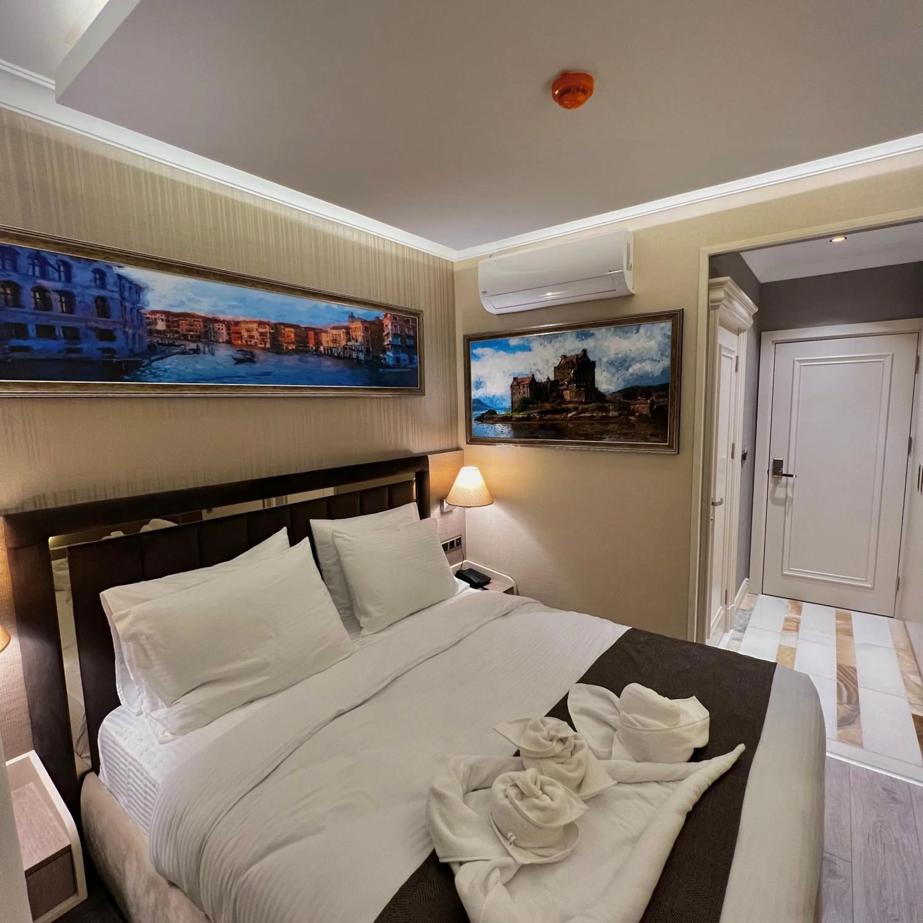 Bed in MQ Hotel Suites & SPA