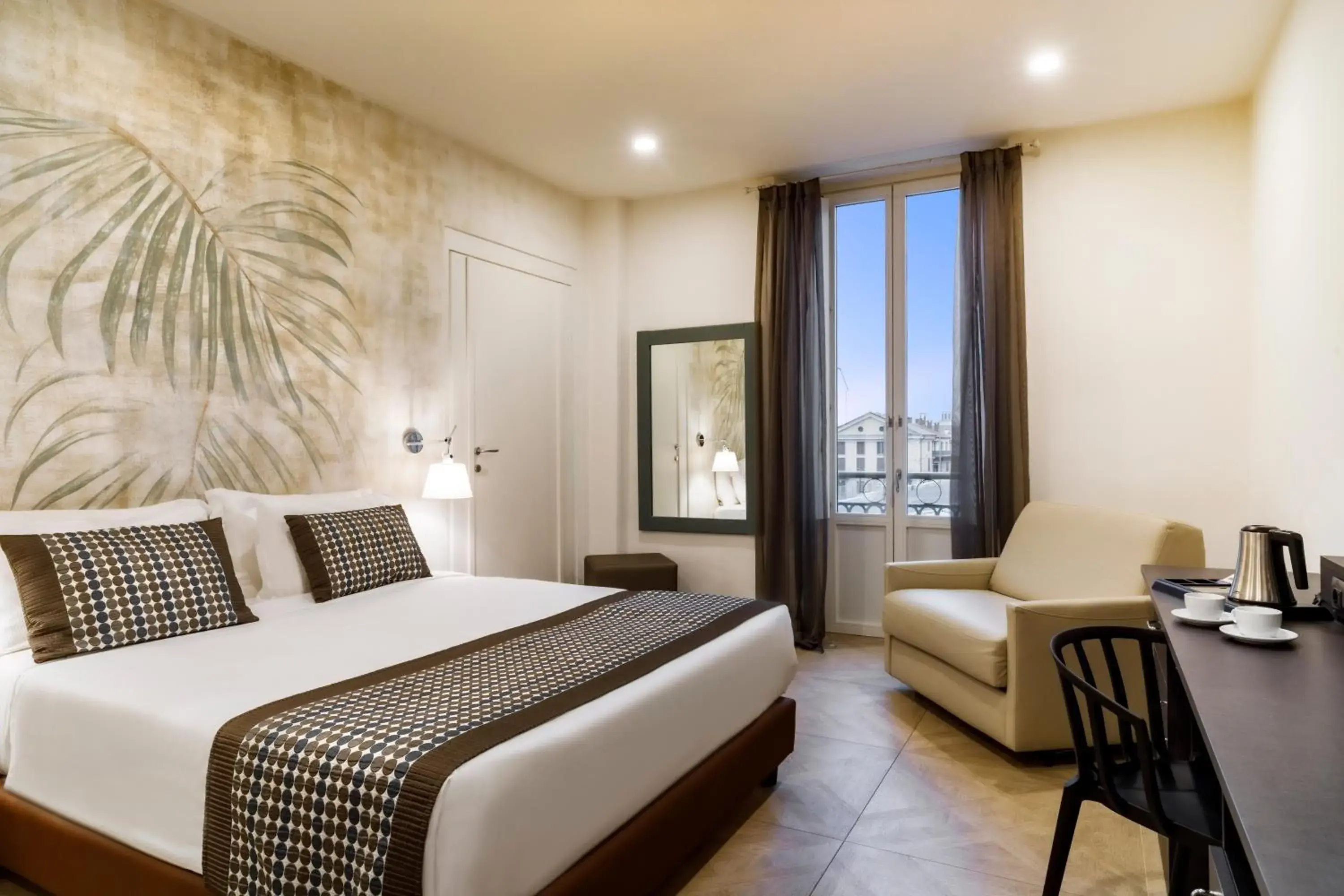 Queen Room with Sofa Bed - Non-Smoking in Best Western Plus Royal Superga Hotel Queen Room with Sofa Bed - Non-Smoking in Best Western Plus Royal Superga Hotel