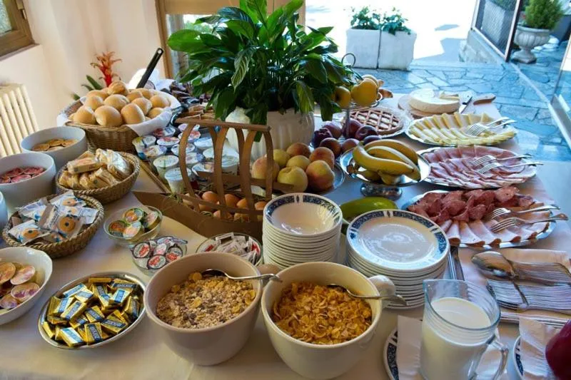 Restaurant/places to eat in Hotel Europa