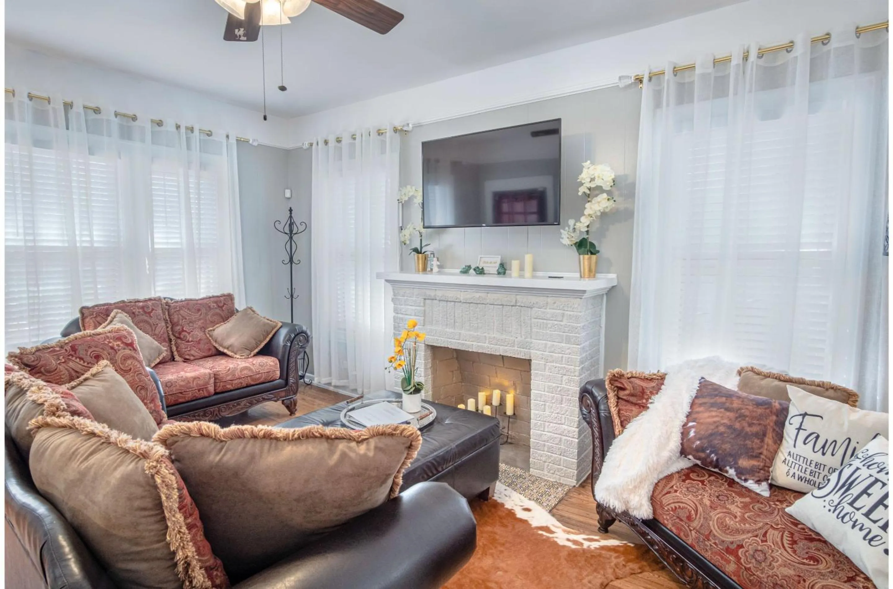 Living room in Stunning 3 BR Home Near DT Alamodome - Riverwalk