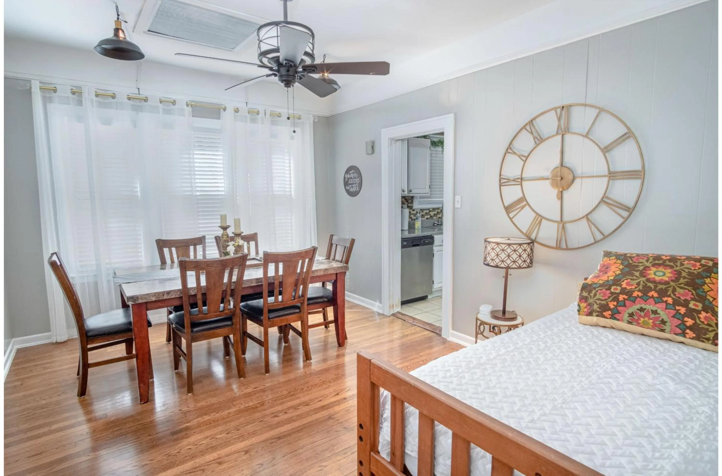 Dining area in Stunning 3 BR Home Near DT Alamodome - Riverwalk