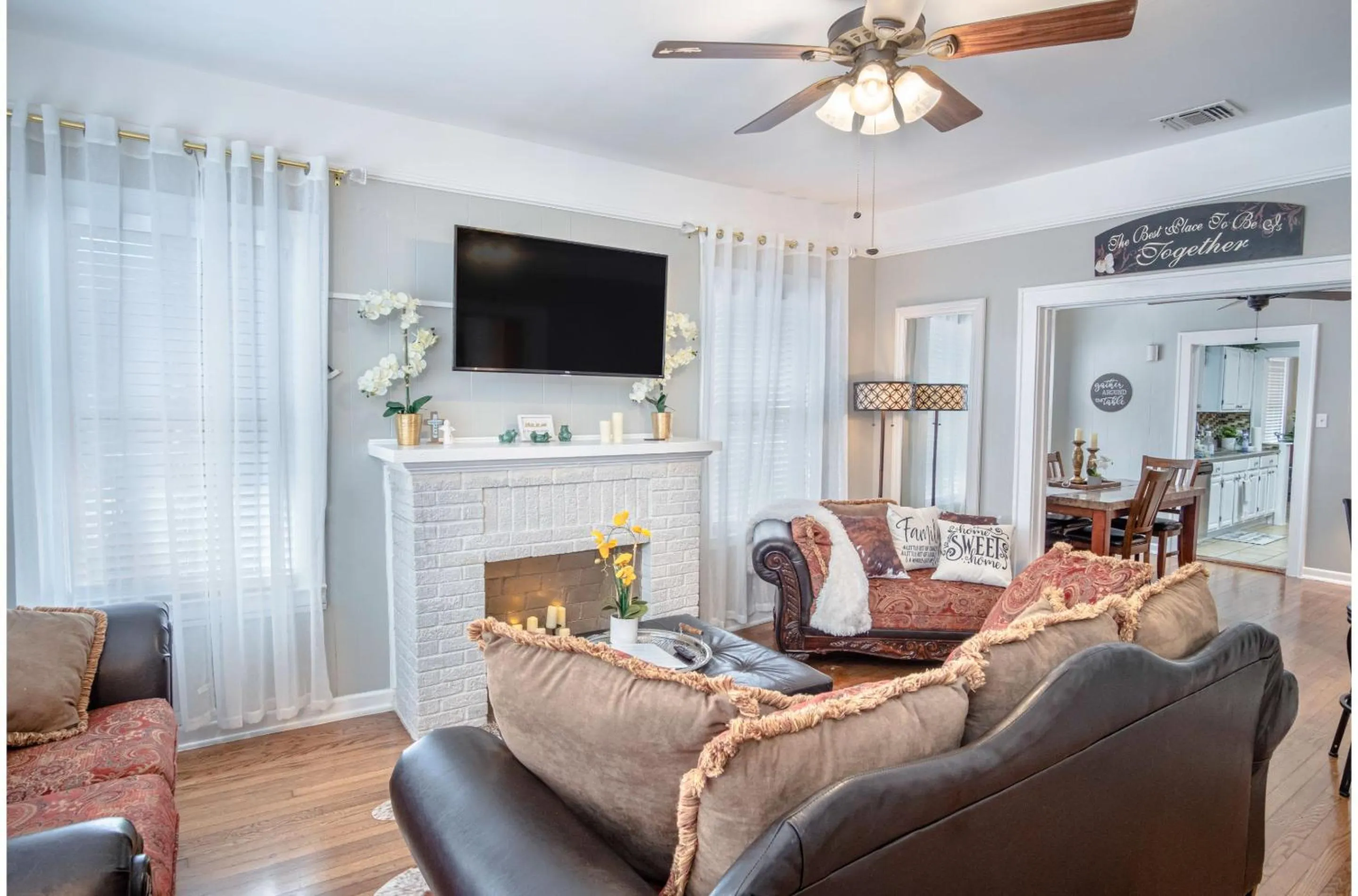 Living room in Stunning 3 BR Home Near DT Alamodome - Riverwalk