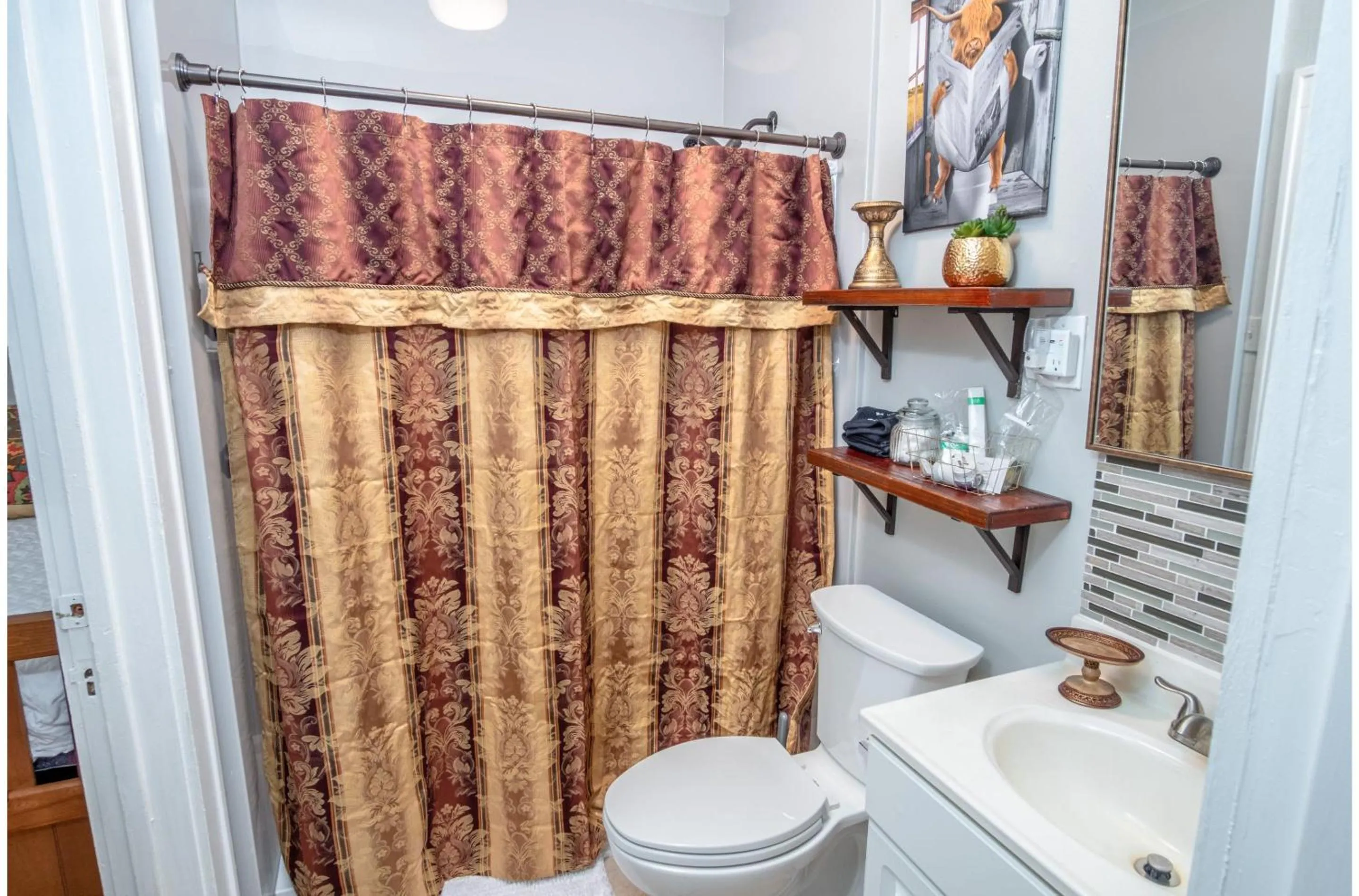 Bathroom in Stunning 3 BR Home Near DT Alamodome - Riverwalk