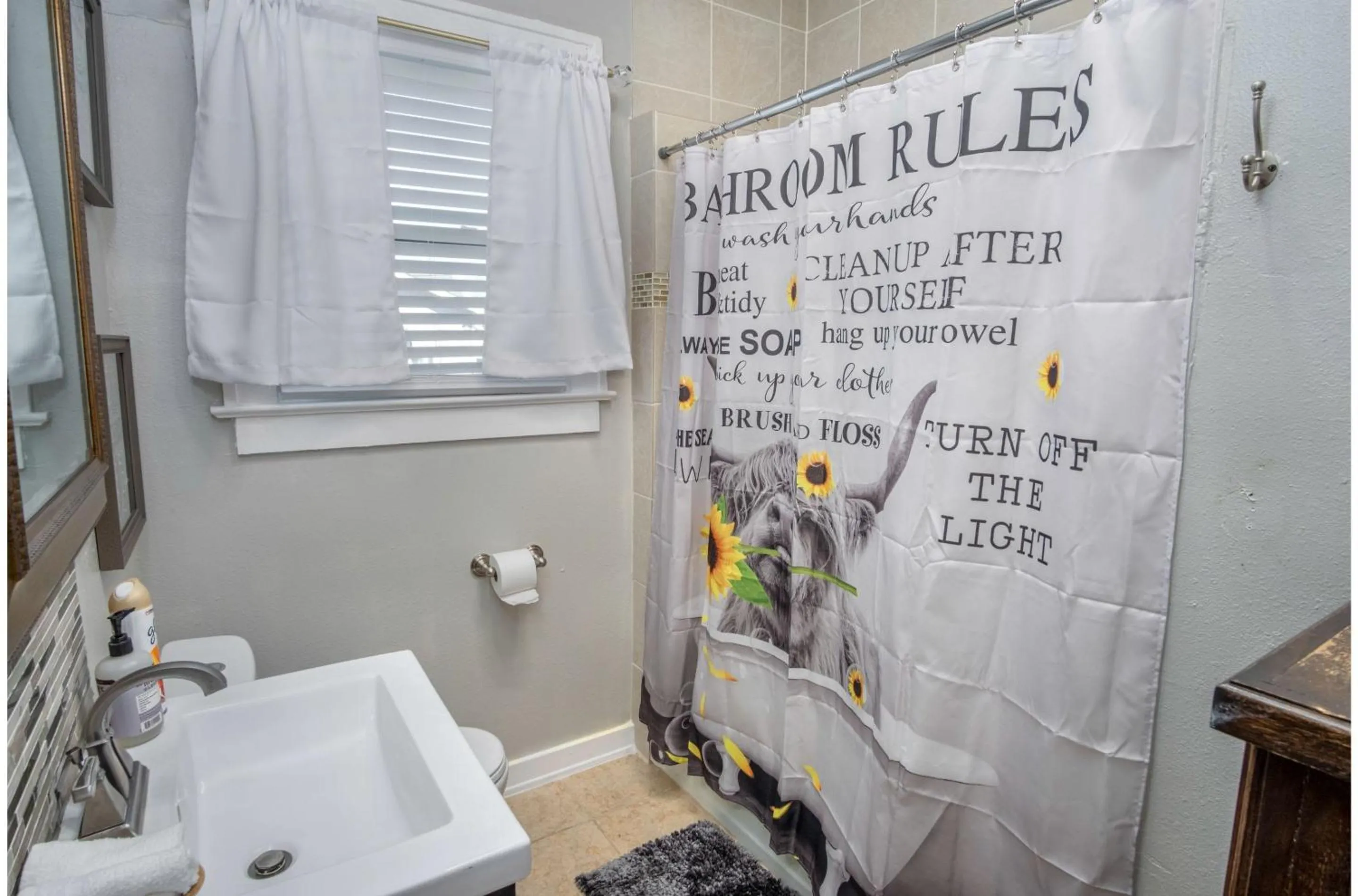 Bathroom in Stunning 3 BR Home Near DT Alamodome - Riverwalk