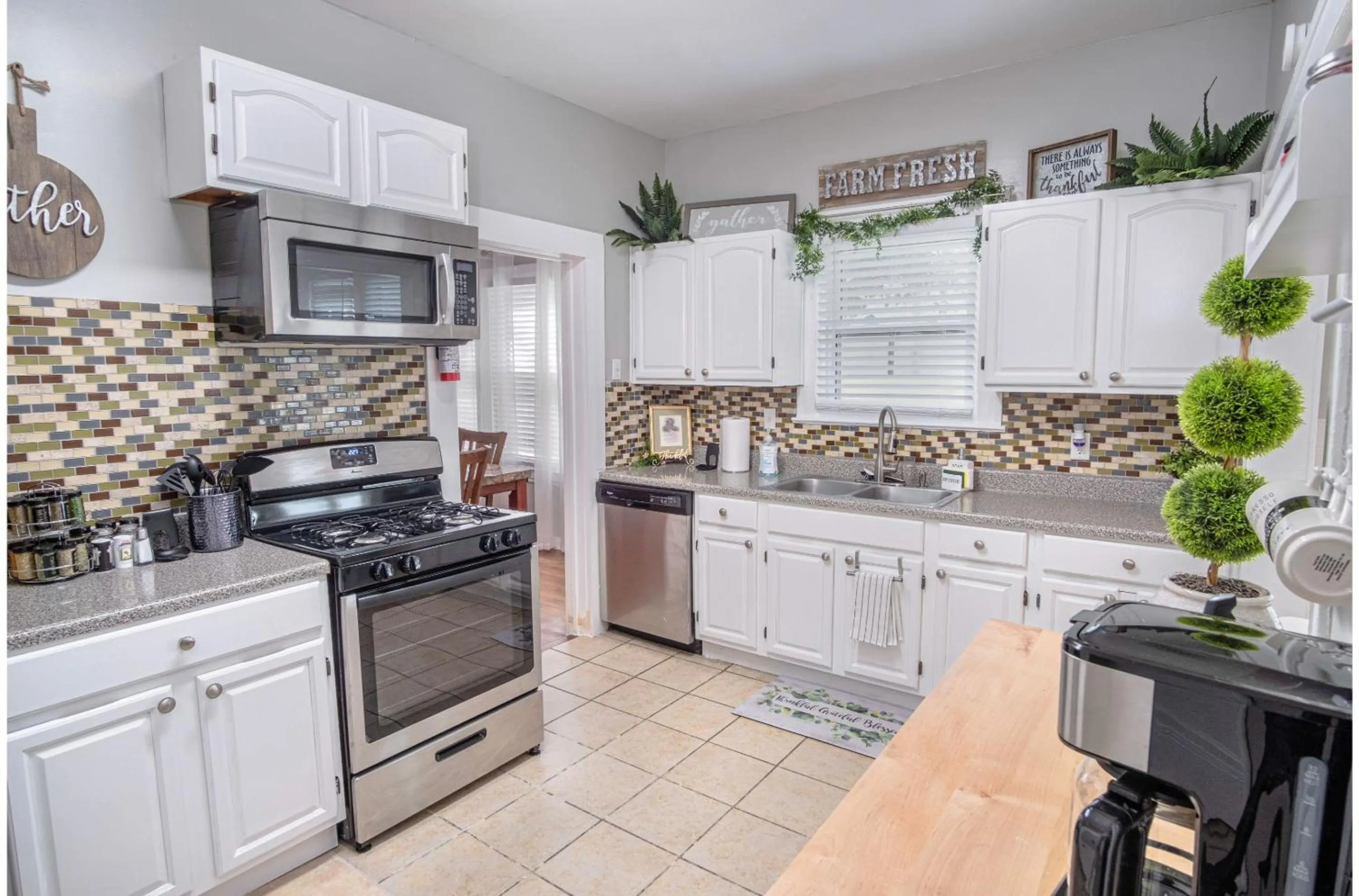 Kitchen or kitchenette in Stunning 3 BR Home Near DT Alamodome - Riverwalk