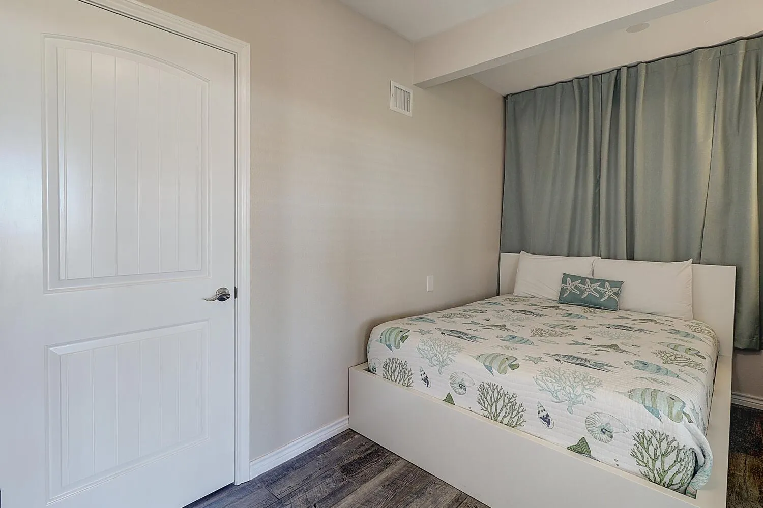 Other, Bed in It Is Fine LCV26 Pet Friendly