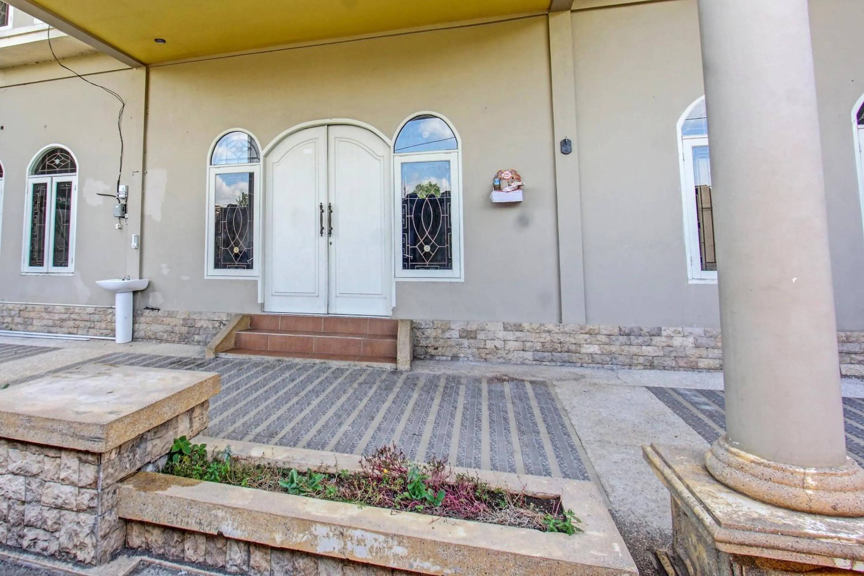 Facade/entrance in Hotel O Ayu Bypass MansionNearBundaran Gerung