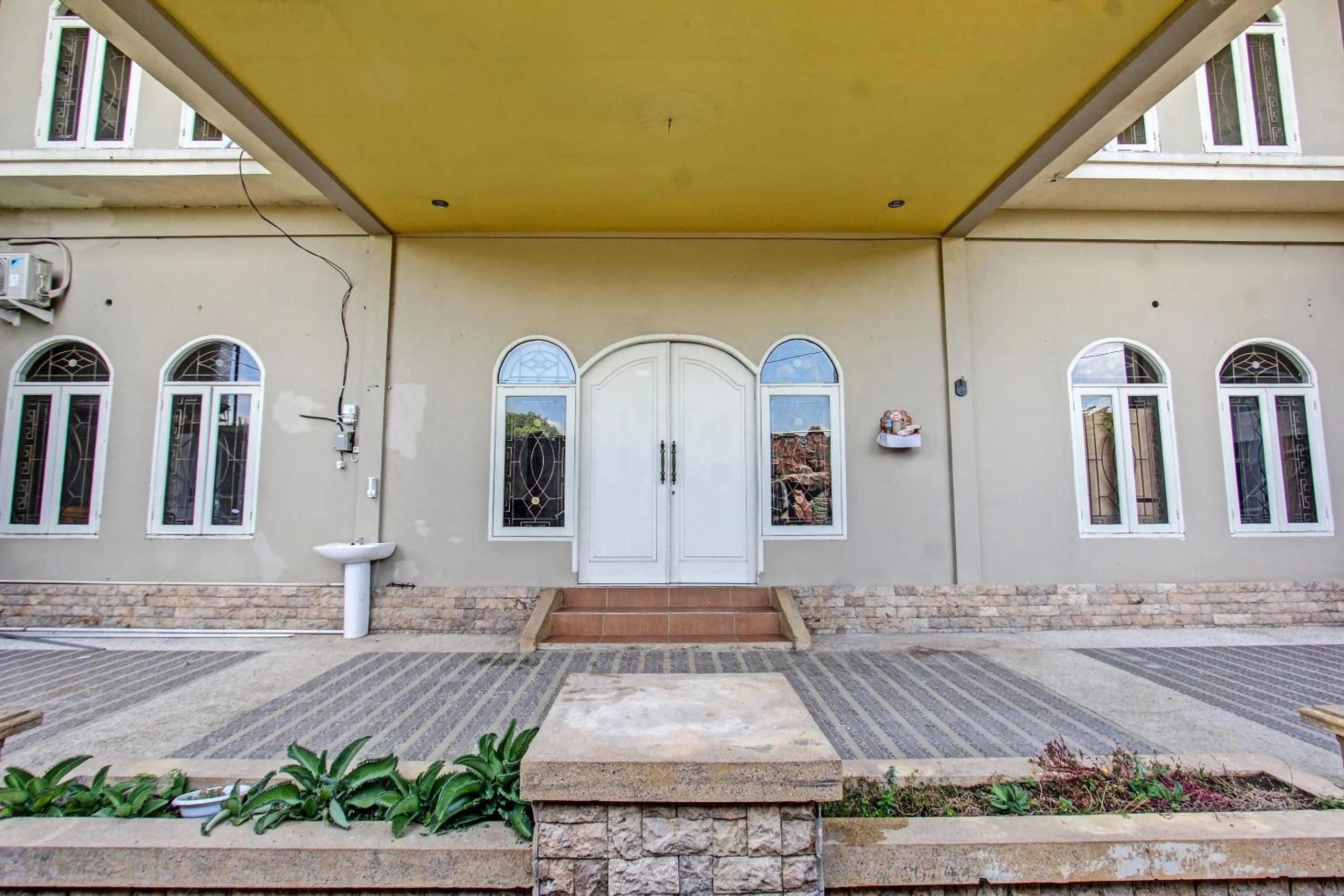 Facade/entrance in Hotel O Ayu Bypass MansionNearBundaran Gerung