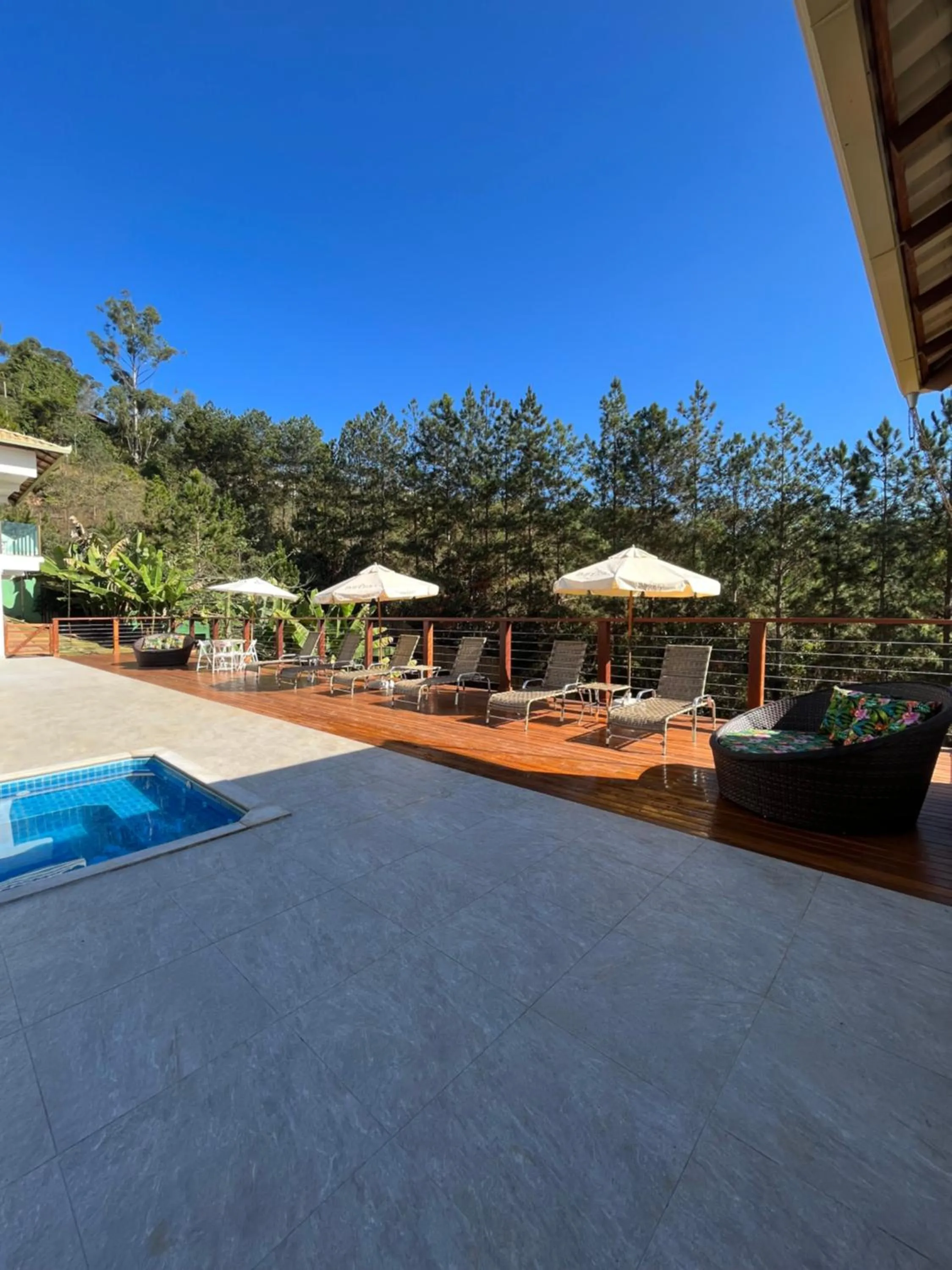 Swimming pool in Pousada Mar Mineiro Macacos